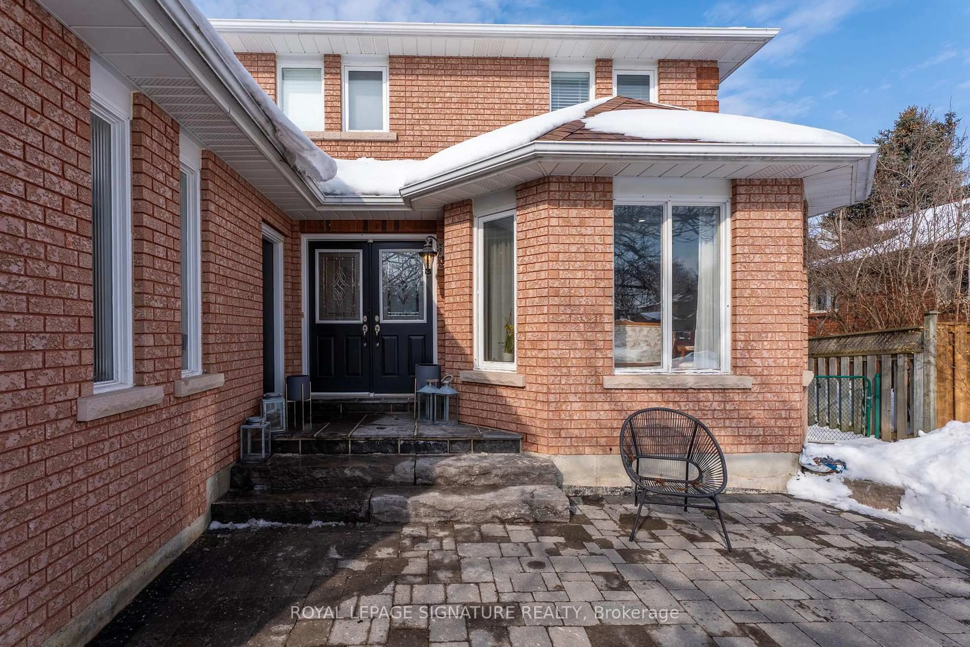Patio, street for 22 Stoddart Crt, Bradford West Gwillimbury Ontario L3Z 2X8