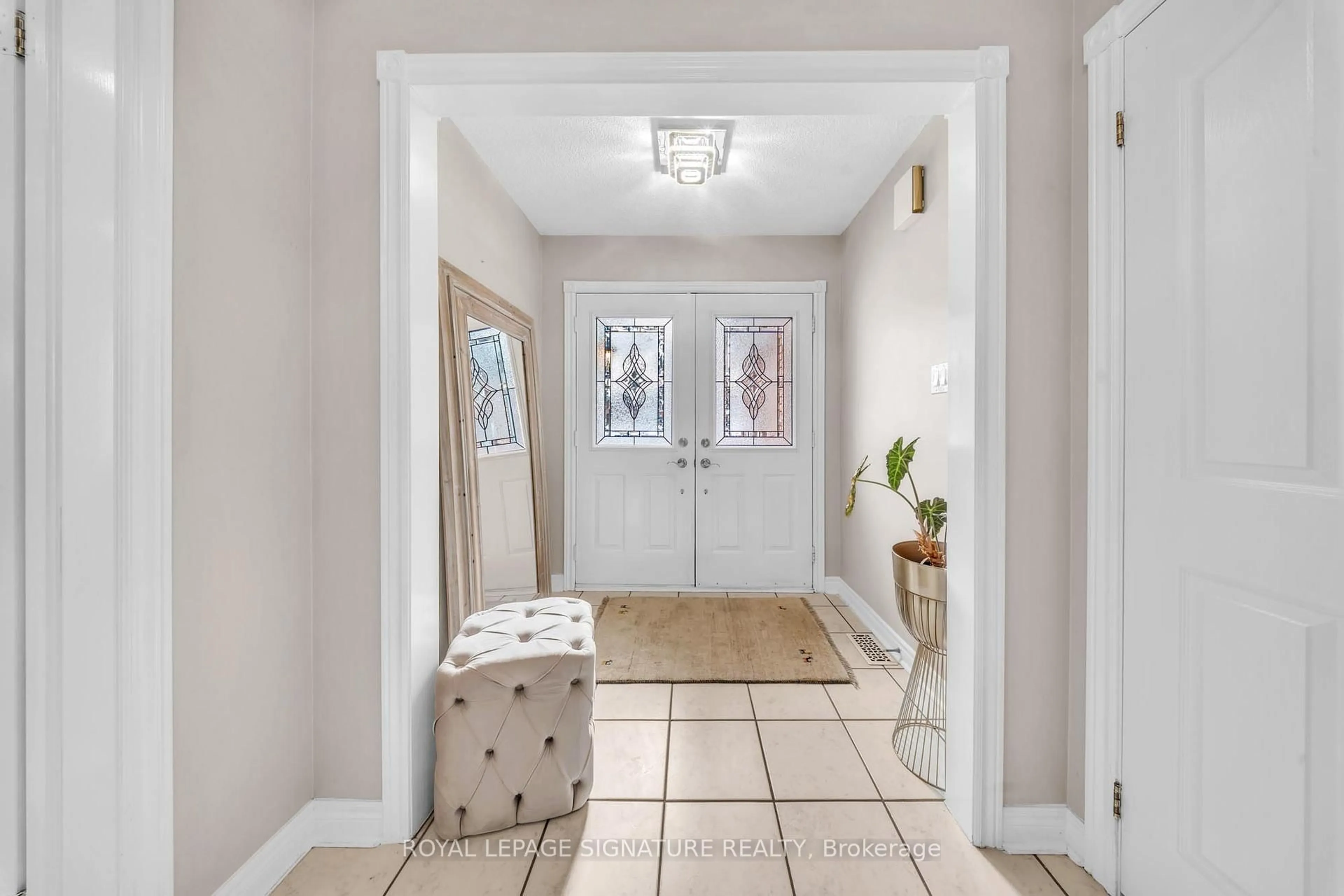 Indoor entryway for 22 Stoddart Crt, Bradford West Gwillimbury Ontario L3Z 2X8