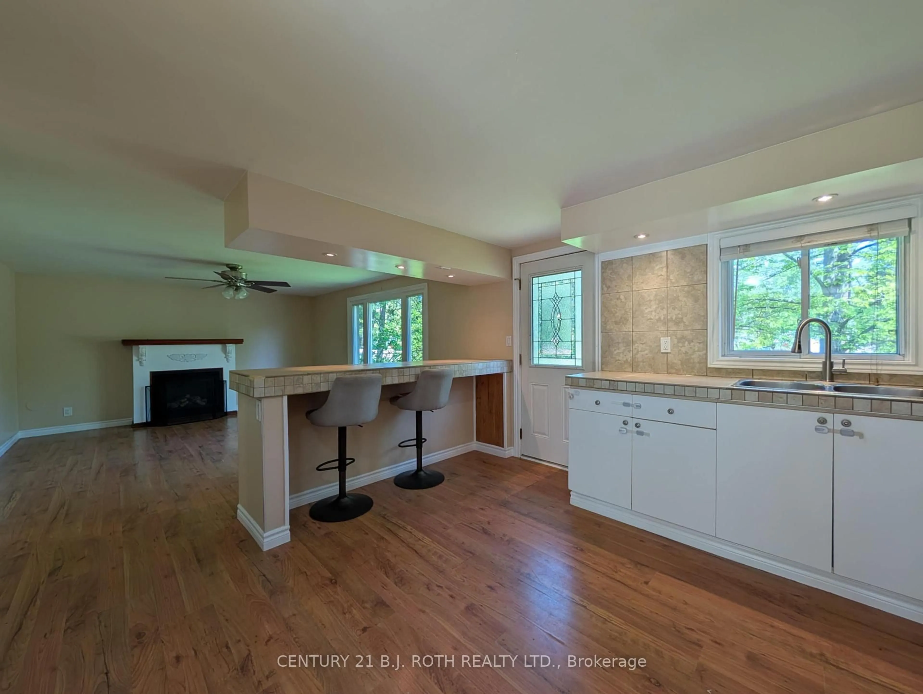 Open concept kitchen, unknown for 775 James St, Innisfil Ontario L9S 2G6