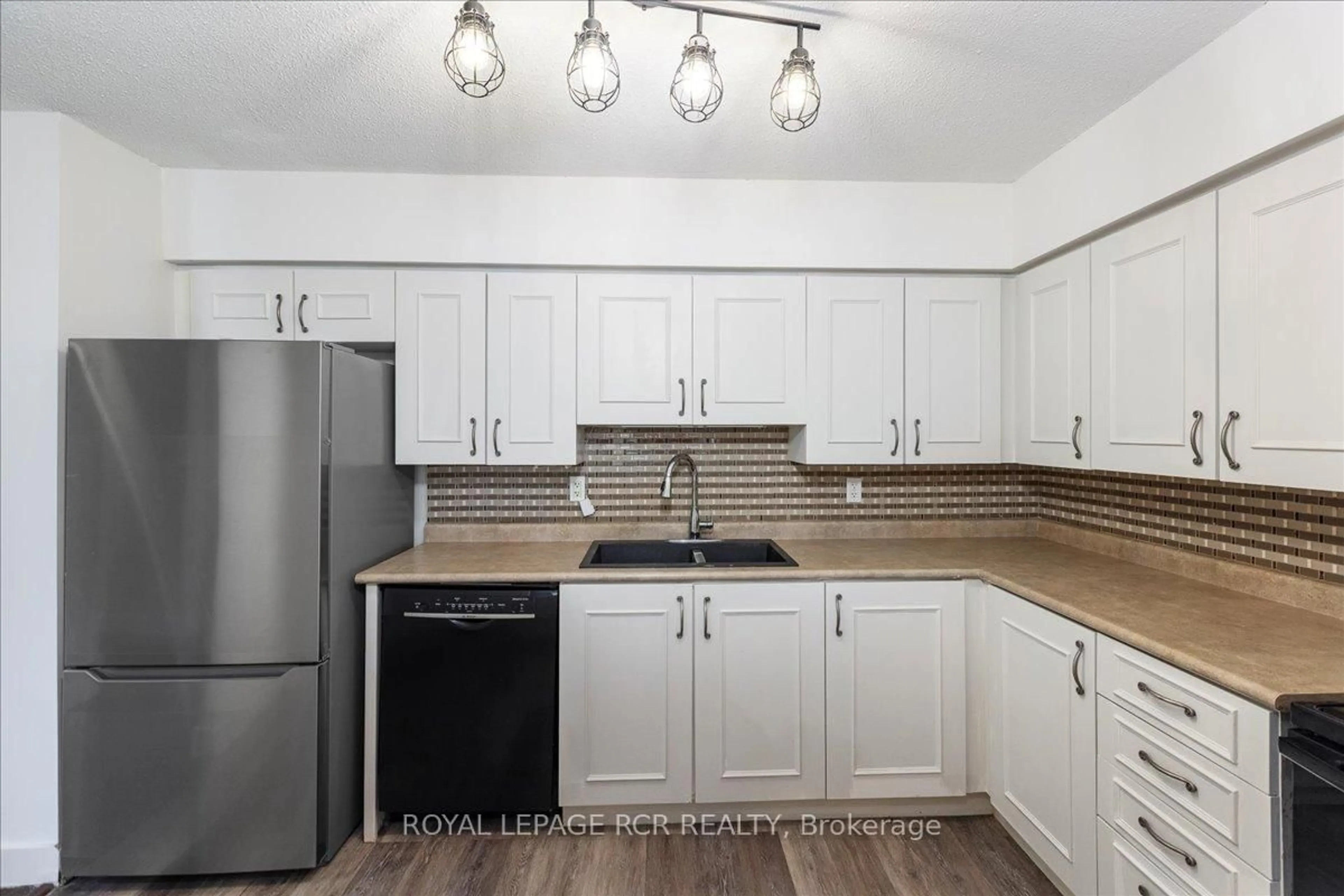 Standard kitchen, unknown for 260 Davis Dr #508, Newmarket Ontario L3Y 7C3