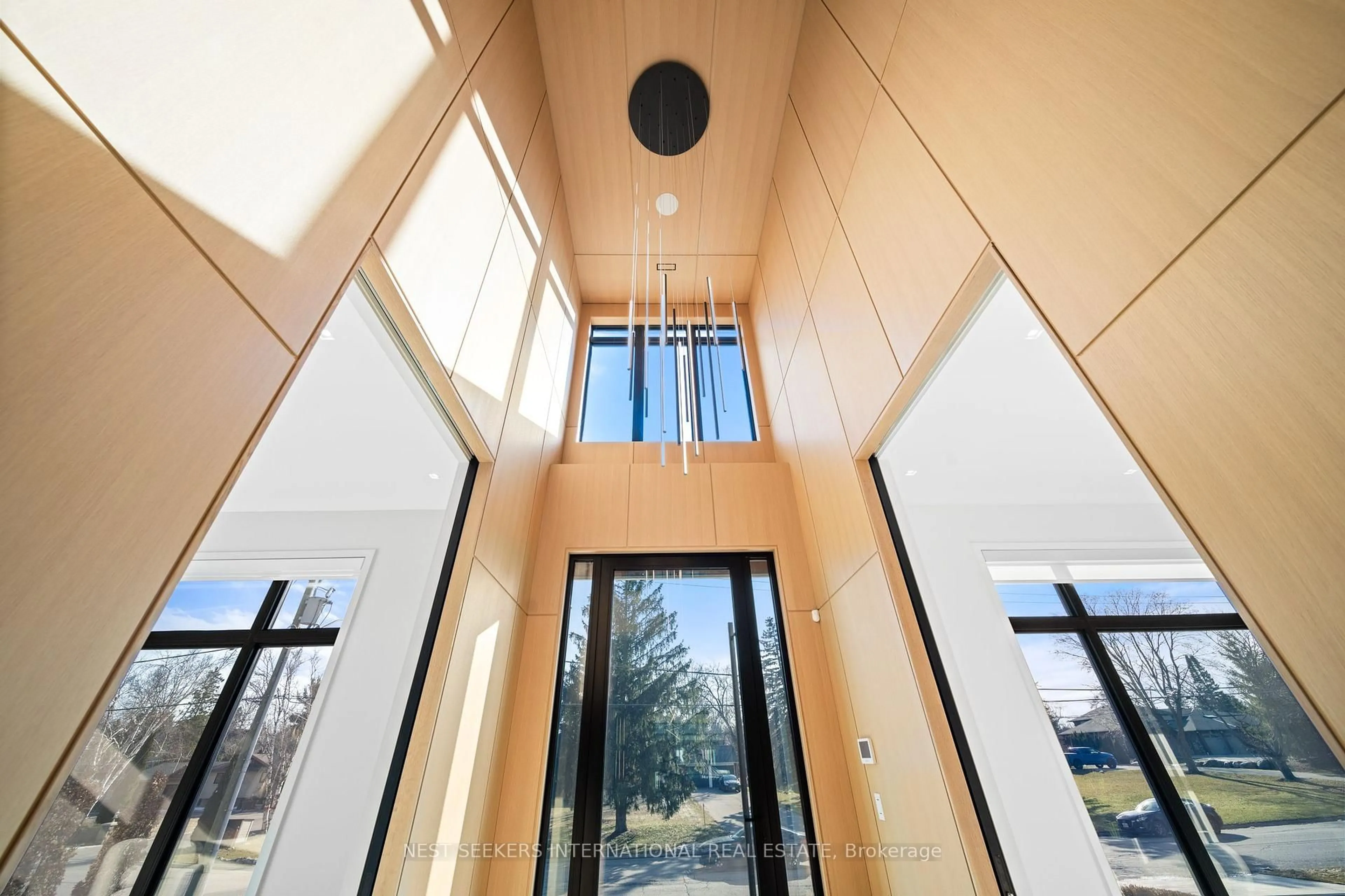 Indoor foyer for 29 Greenside Dr, King Ontario L0G 1N0