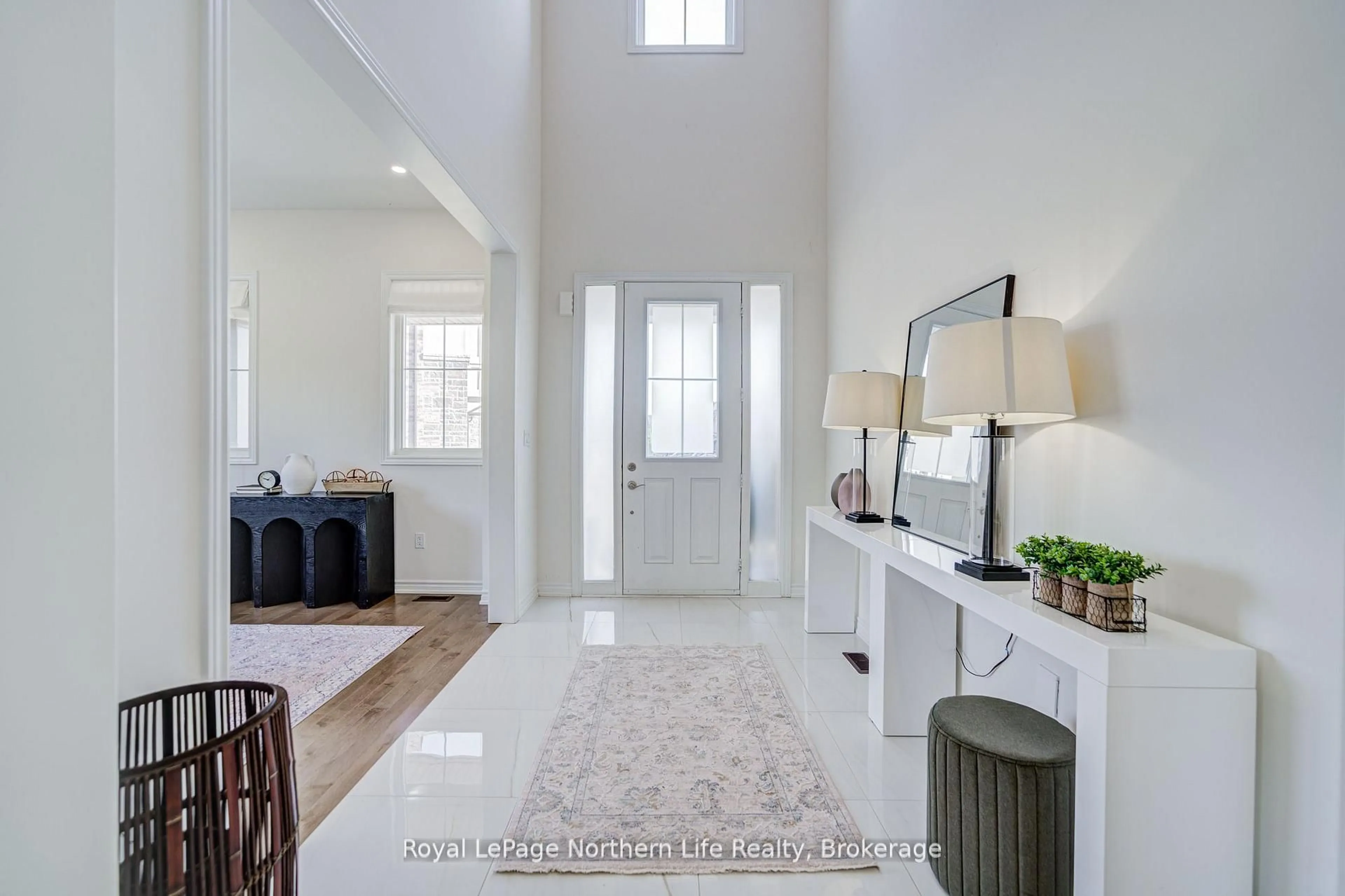 Indoor entryway for 259 Danny Wheeler Blvd, Georgina Ontario L4P 0J9