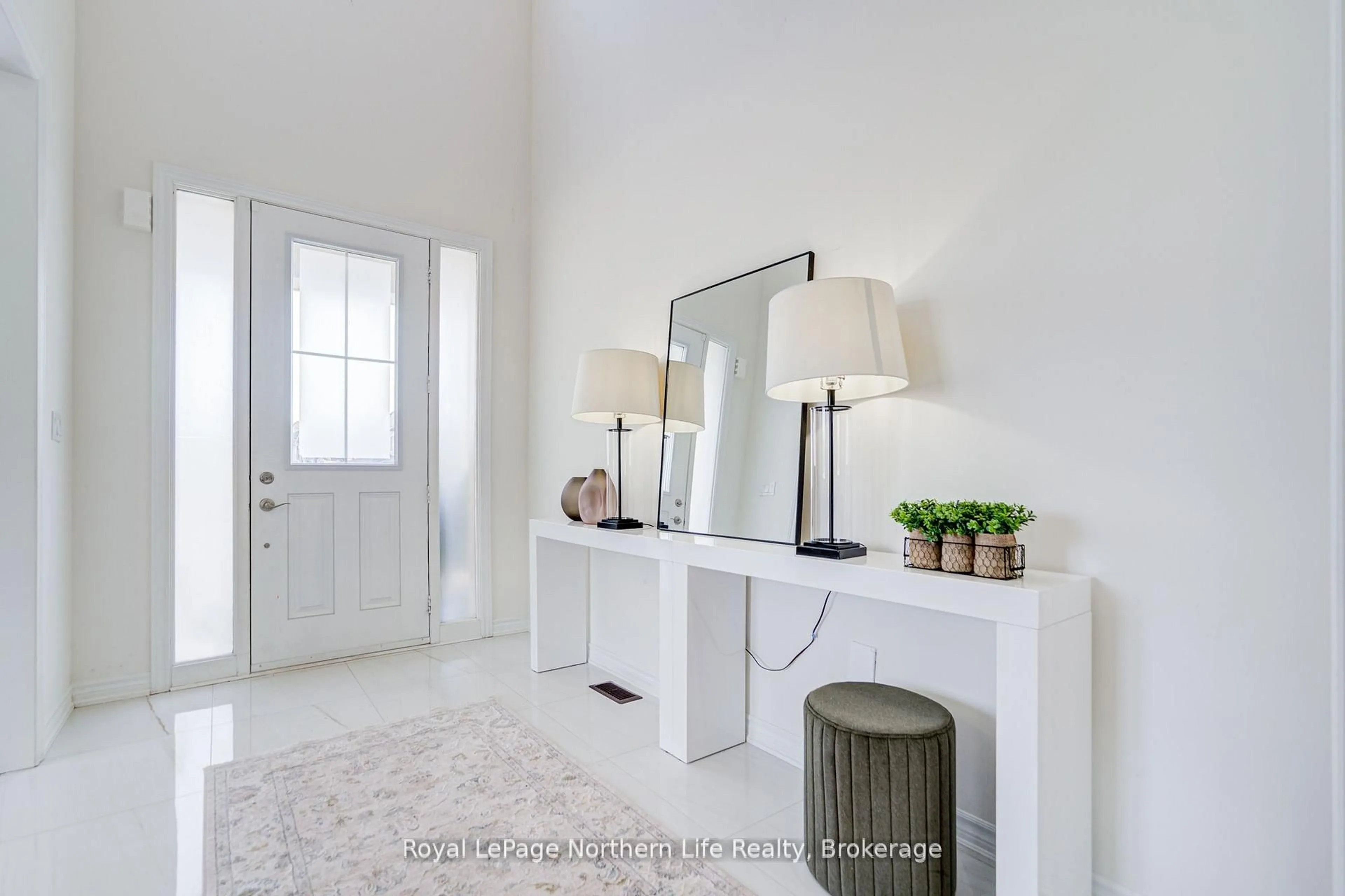 Indoor entryway for 259 Danny Wheeler Blvd, Georgina Ontario L4P 0J9