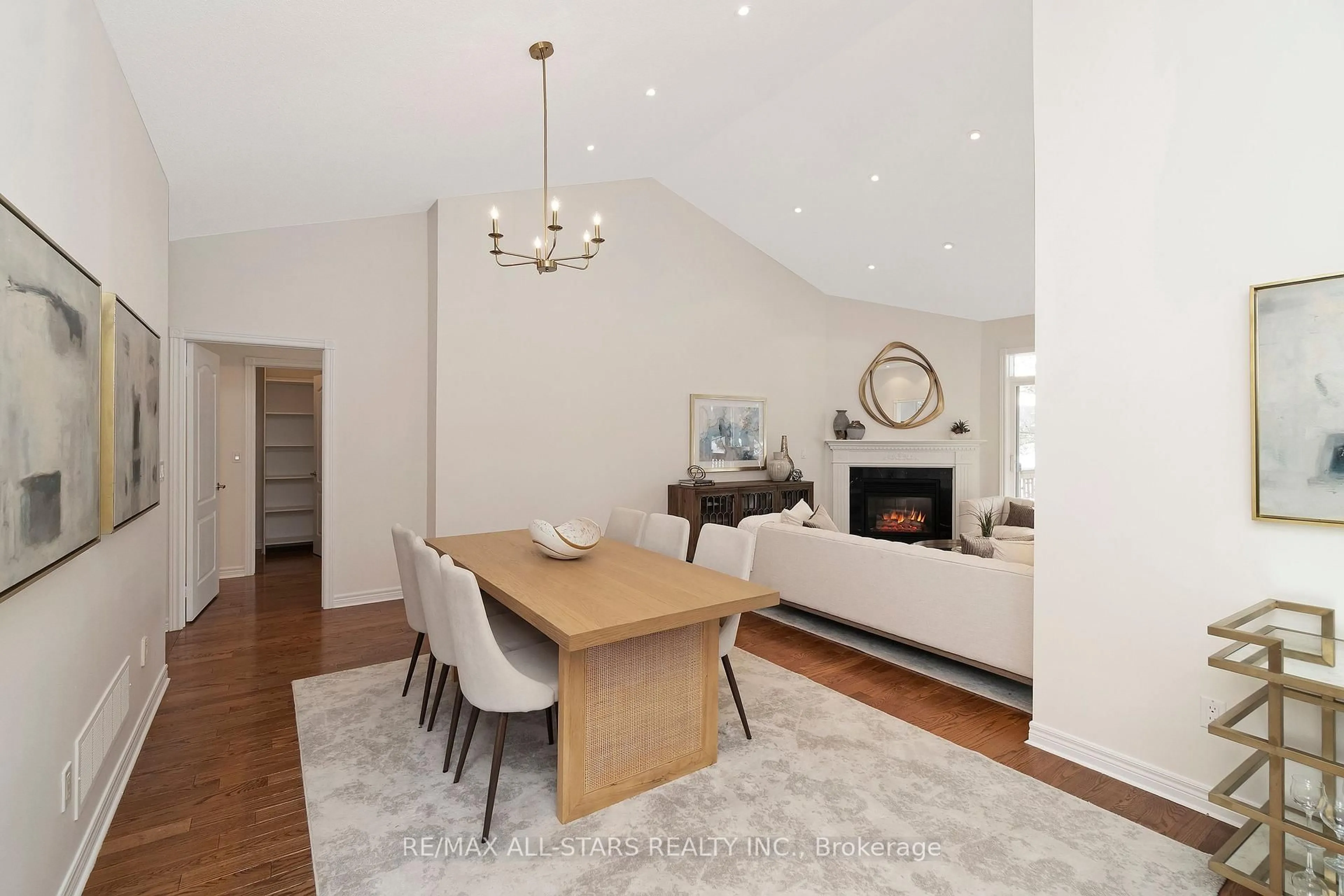 Dining room, wood/laminate floor for 18 Pinehurst Club Way, Markham Ontario L6E 1B5