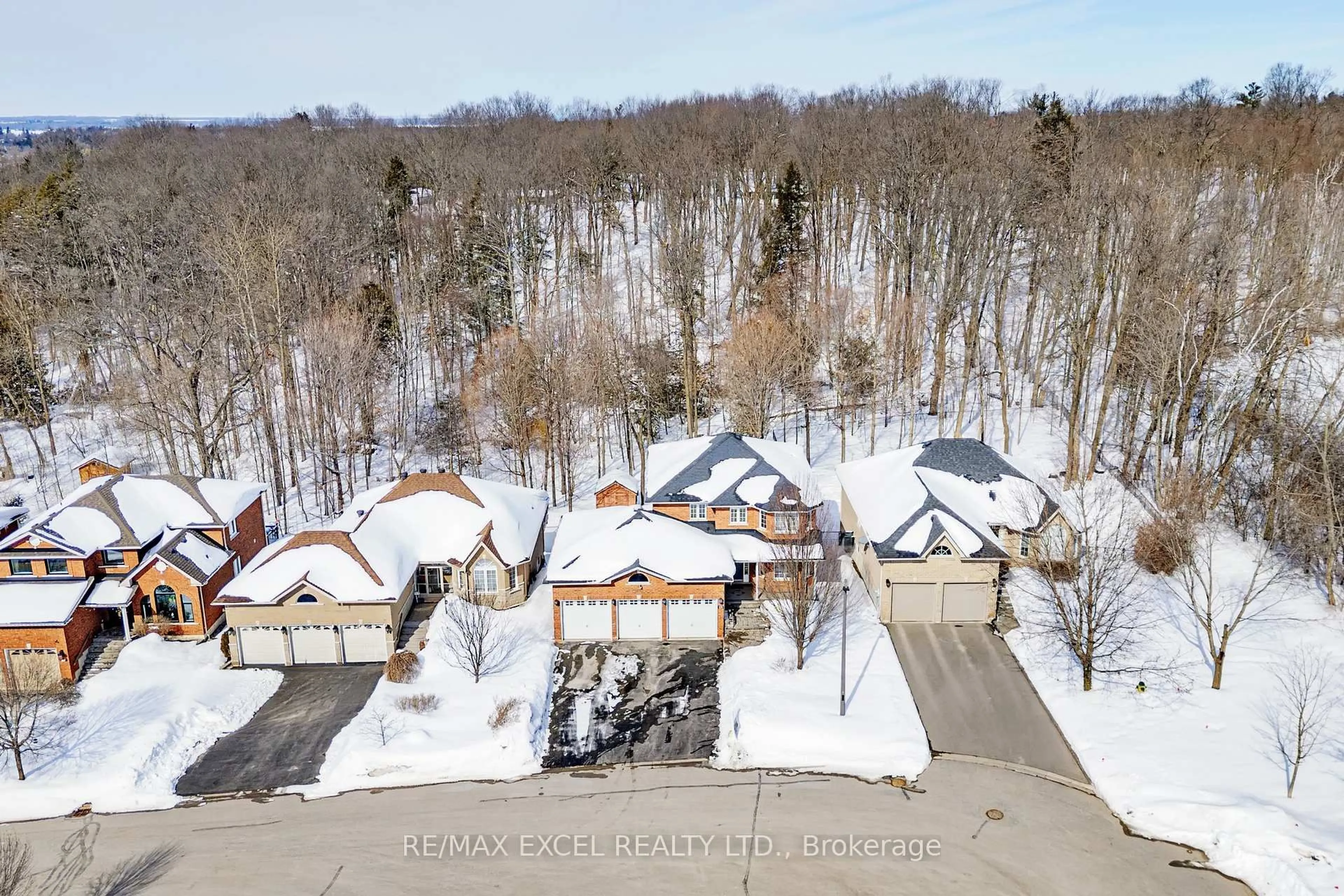 A pic from outside/outdoor area/front of a property/back of a property/a pic from drone, street for 96 Ferncroft Dr, Georgina Ontario L4P 4G7