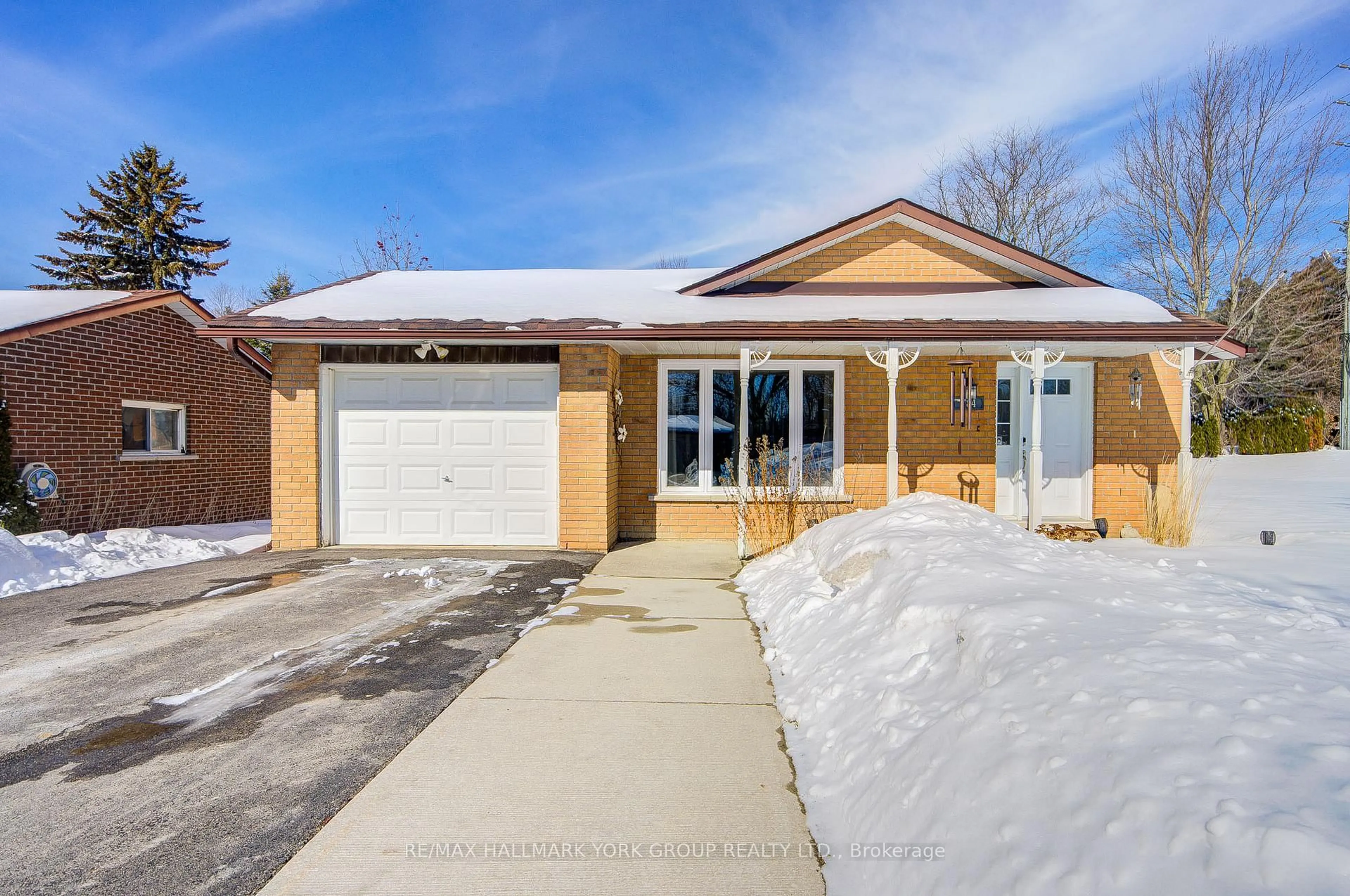 Home with brick exterior material, street for 184 Olive St, East Gwillimbury Ontario L9N 1M3
