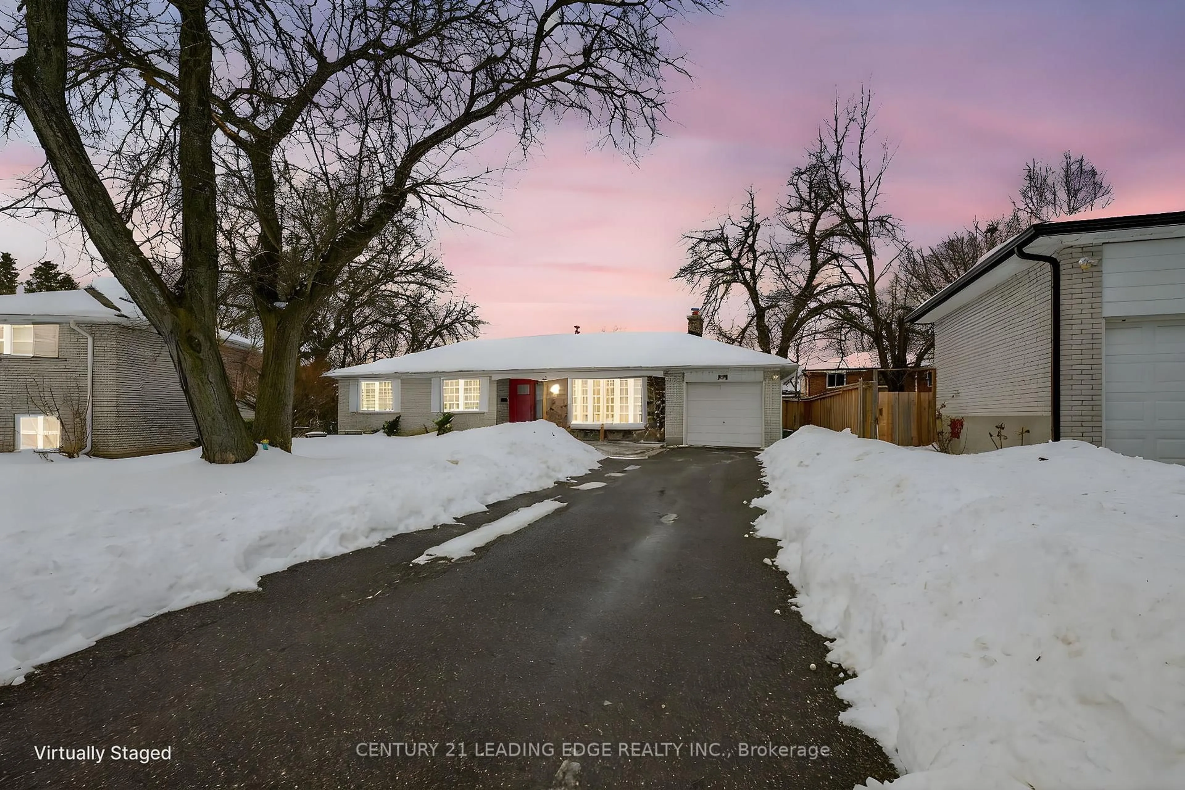 A pic from outside/outdoor area/front of a property/back of a property/a pic from drone, street for 24 Lincoln Green Dr, Markham Ontario L3P 1R5