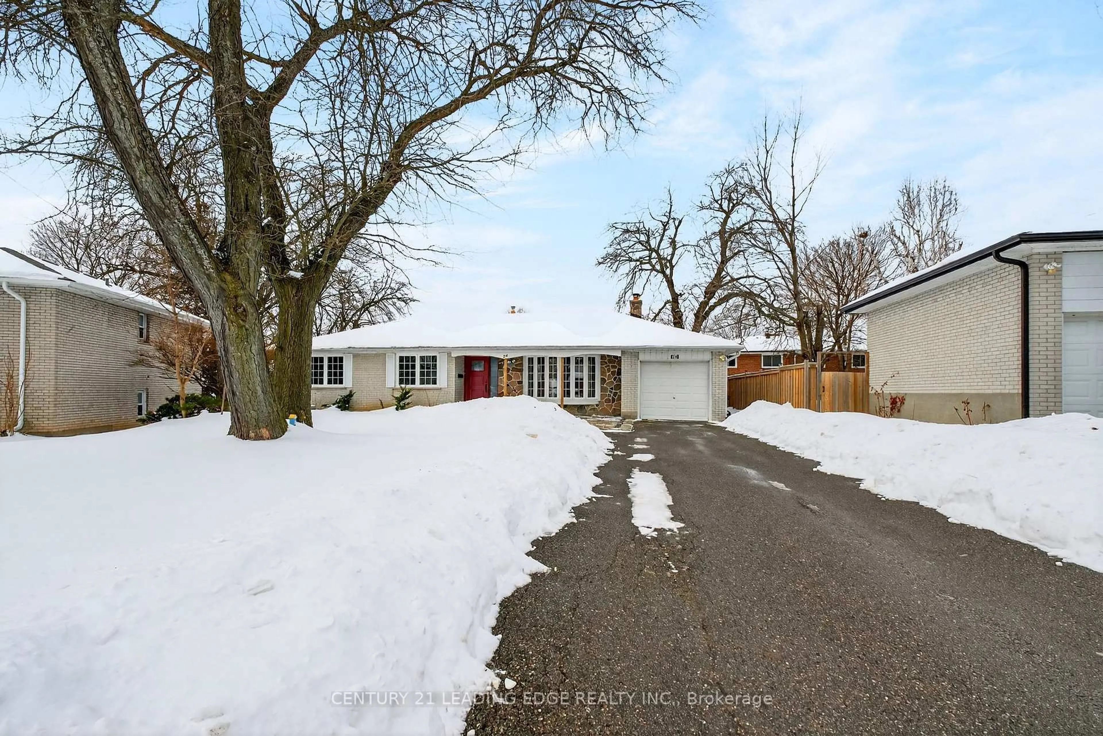 A pic from outside/outdoor area/front of a property/back of a property/a pic from drone, street for 24 Lincoln Green Dr, Markham Ontario L3P 1R5