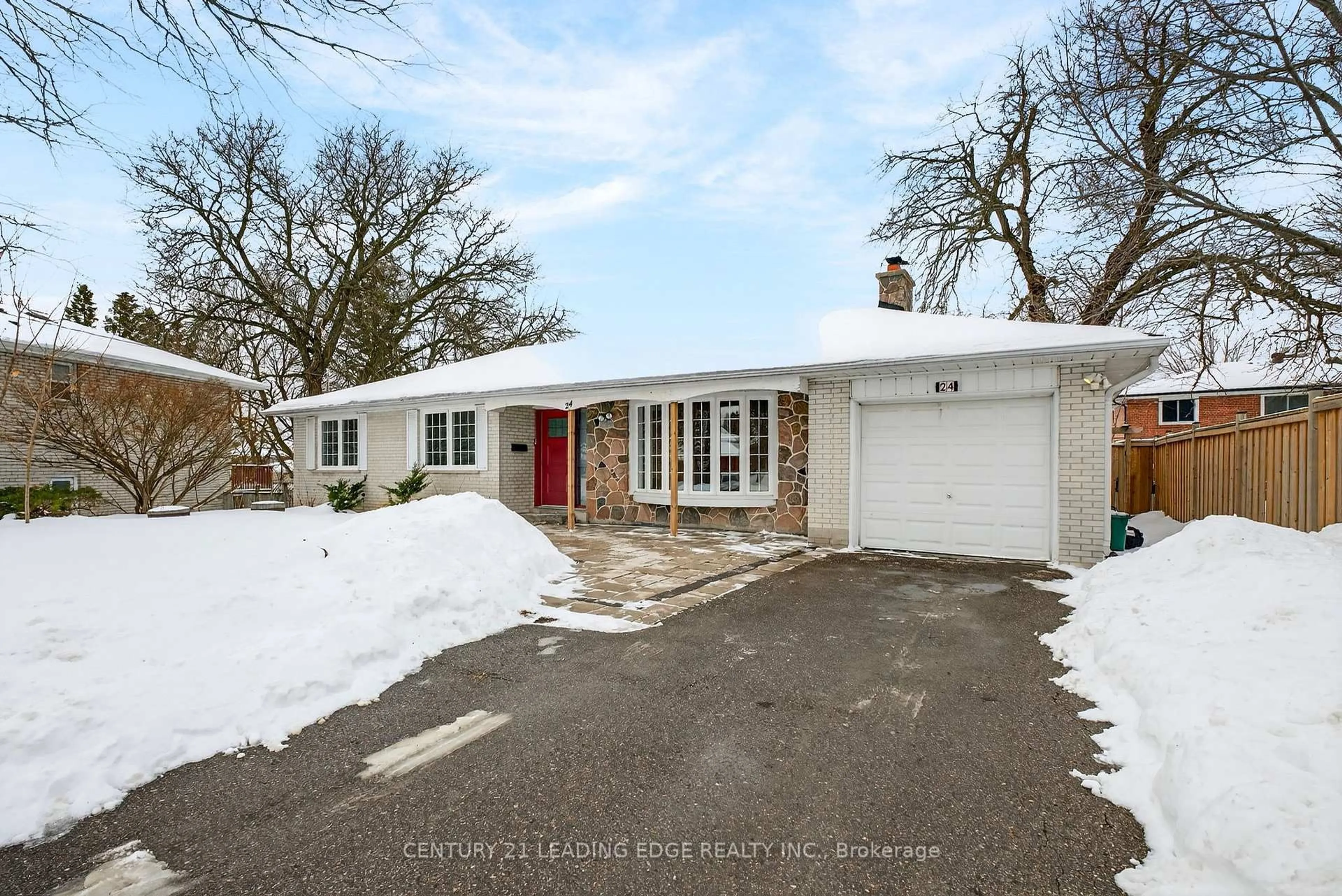 A pic from outside/outdoor area/front of a property/back of a property/a pic from drone, street for 24 Lincoln Green Dr, Markham Ontario L3P 1R5