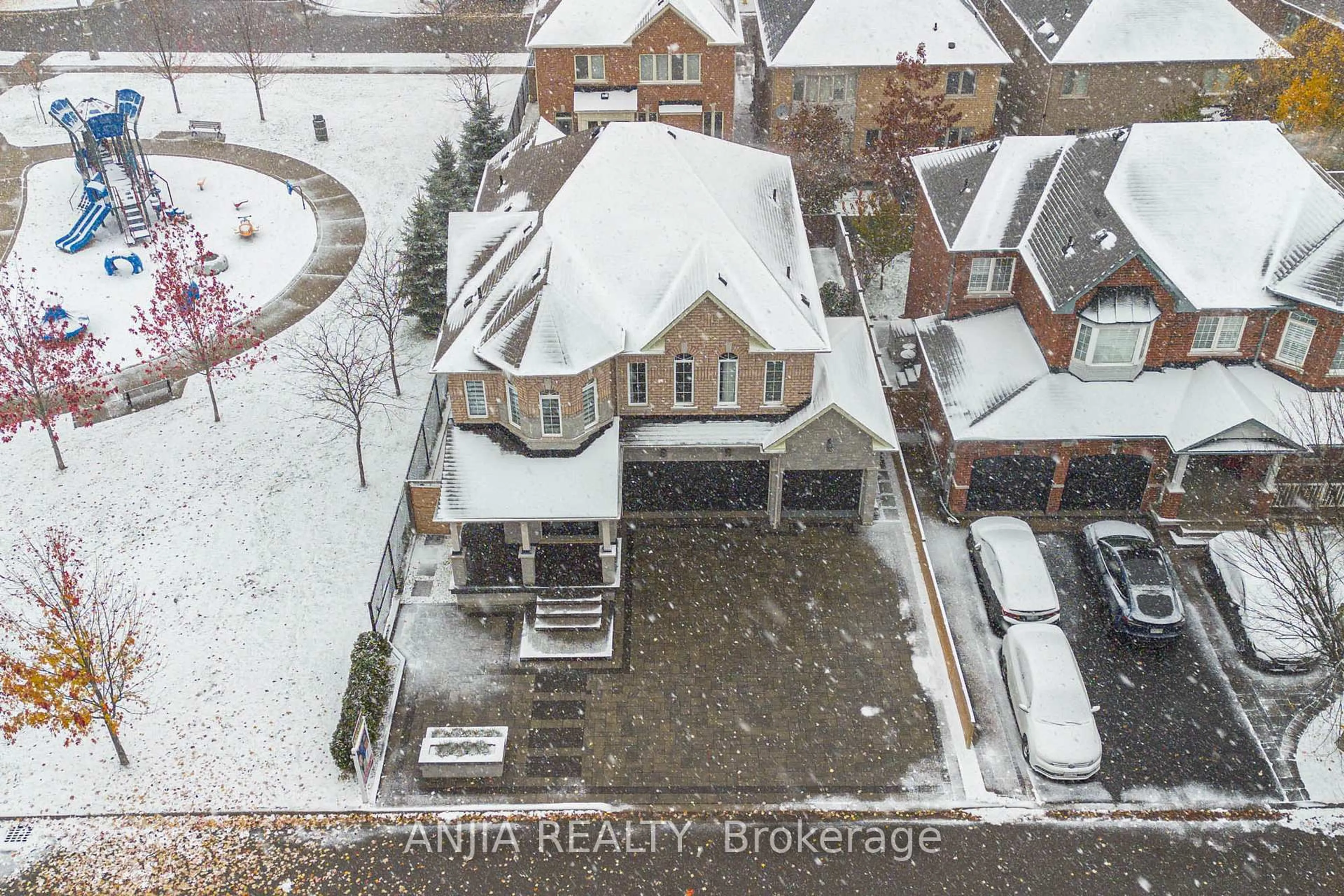 A pic from outside/outdoor area/front of a property/back of a property/a pic from drone, unknown for 70 Fairlee Circ, Whitchurch-Stouffville Ontario L4A 0V3