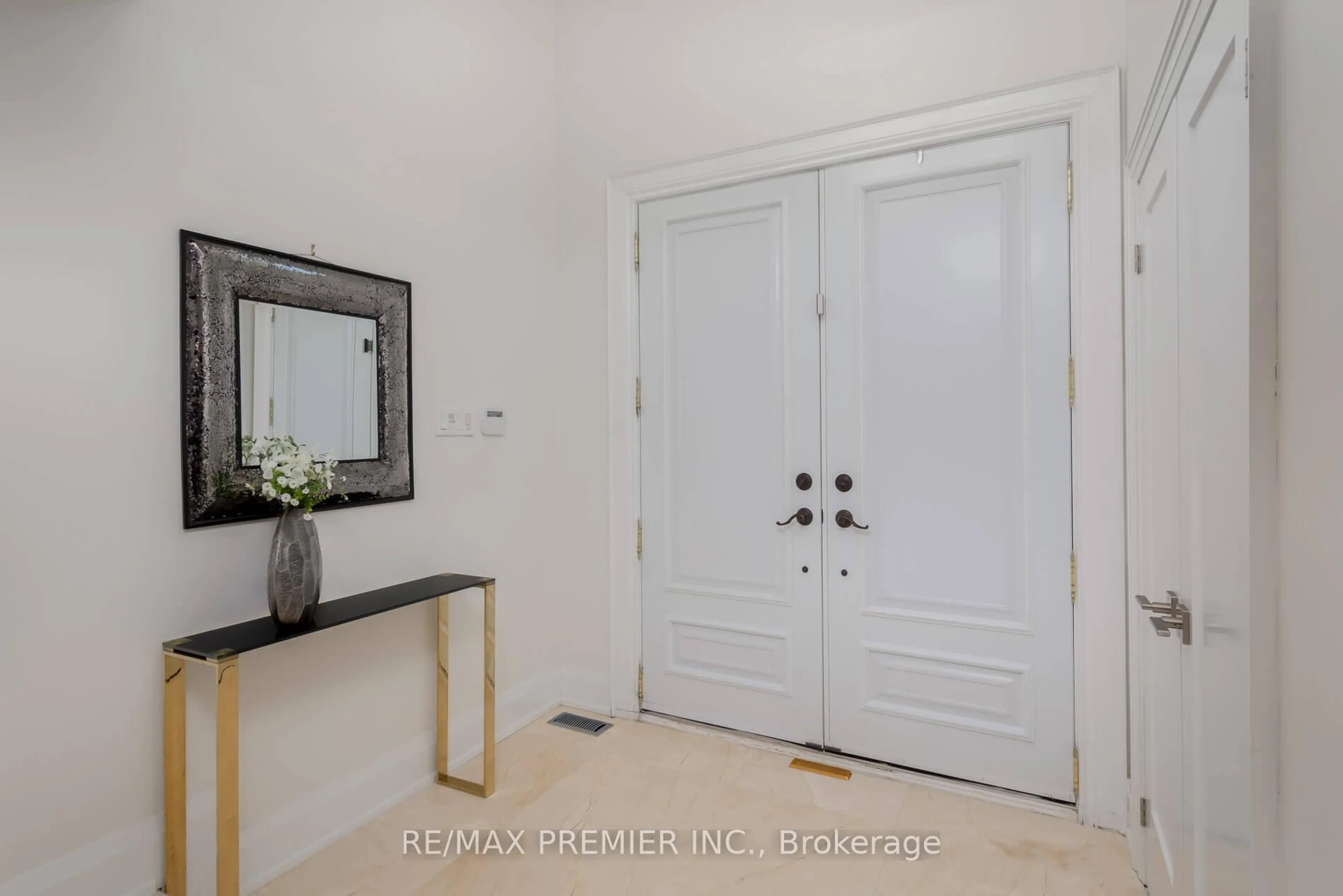 Indoor entryway for 101 Woodgreen Dr, Vaughan Ontario L4L 3S2