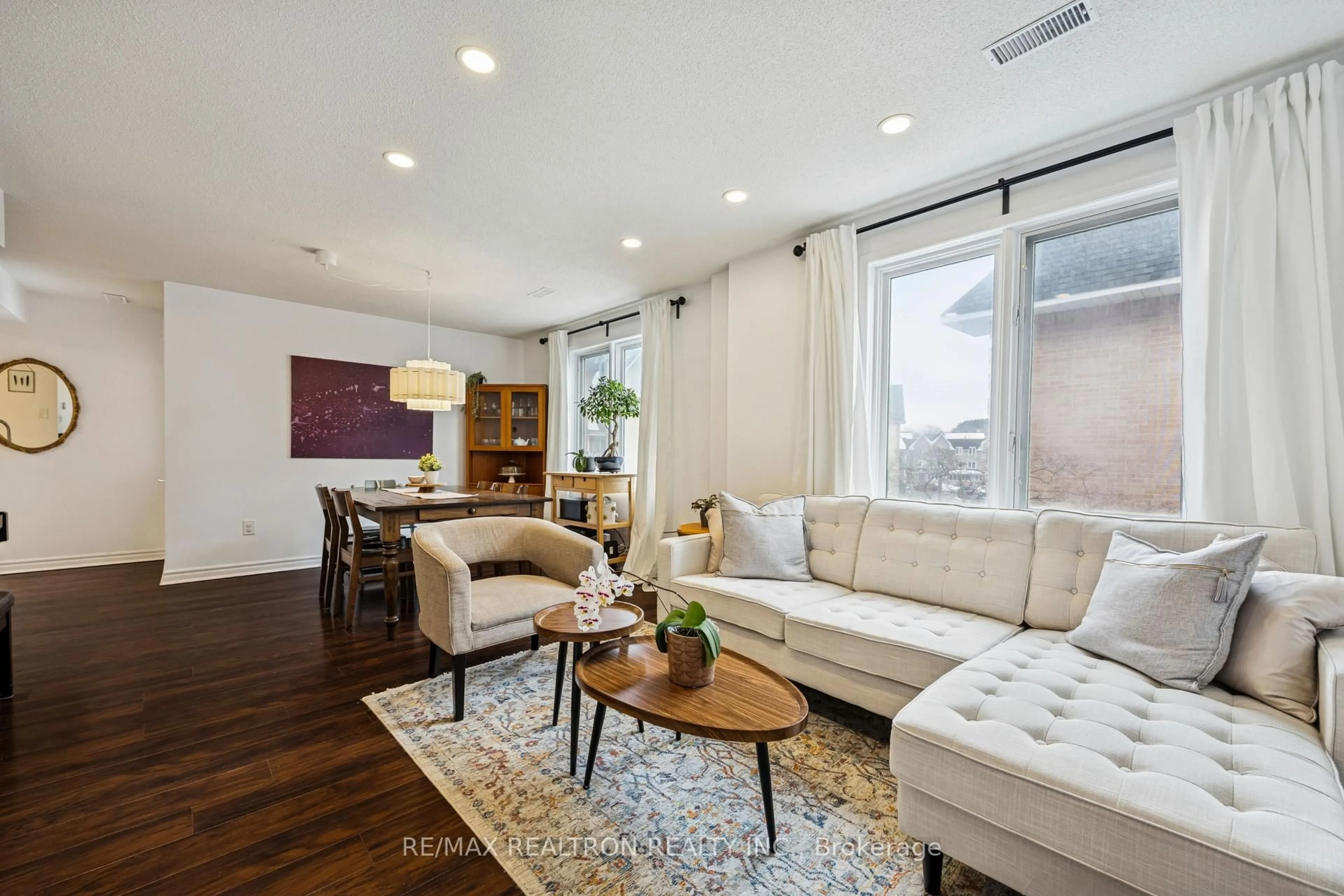 Living room with furniture, wood/laminate floor for 75 Weldrick Rd #906, Richmond Hill Ontario L4C 0H9