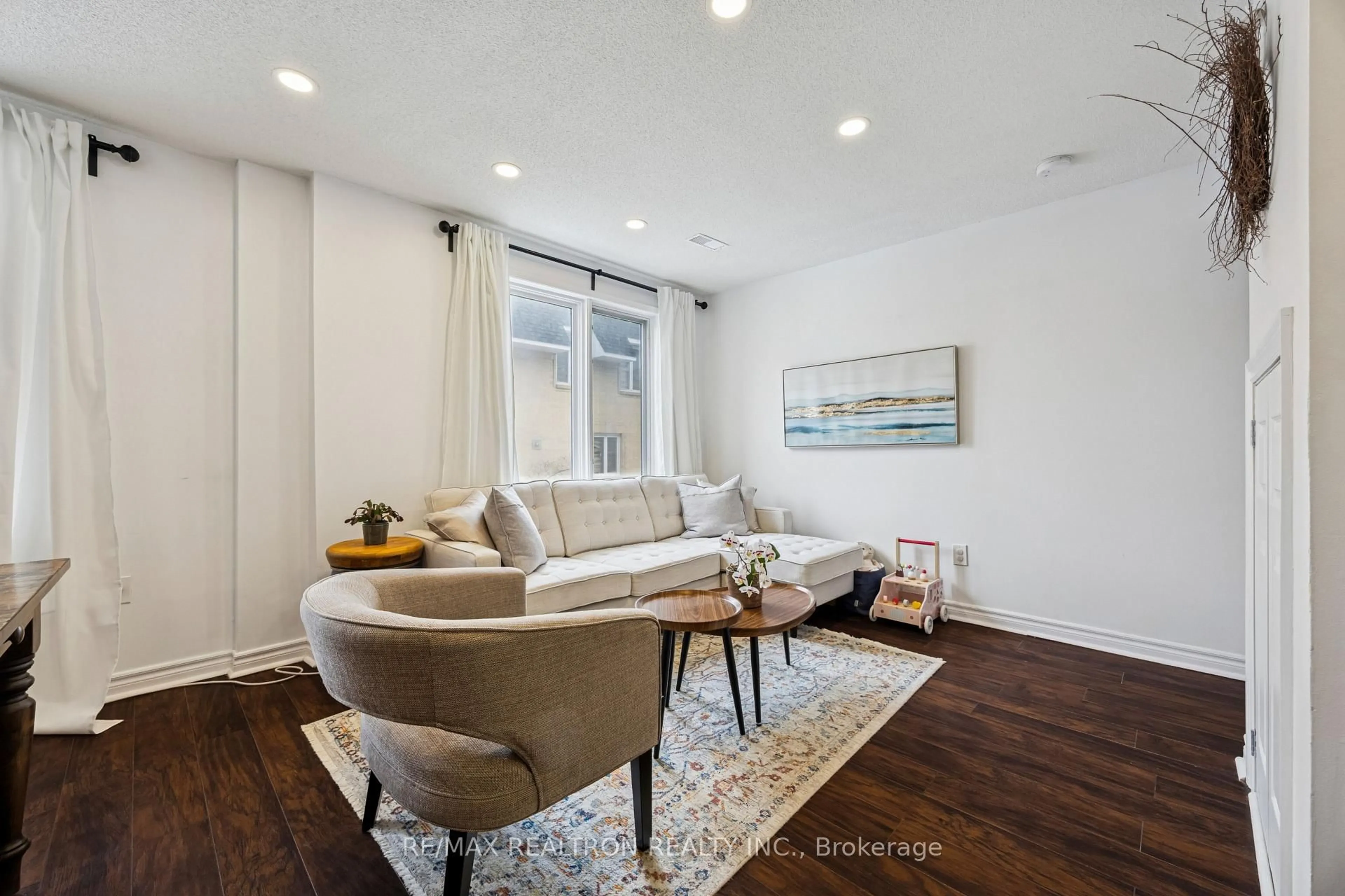 Living room with furniture, wood/laminate floor for 75 Weldrick Rd #906, Richmond Hill Ontario L4C 0H9