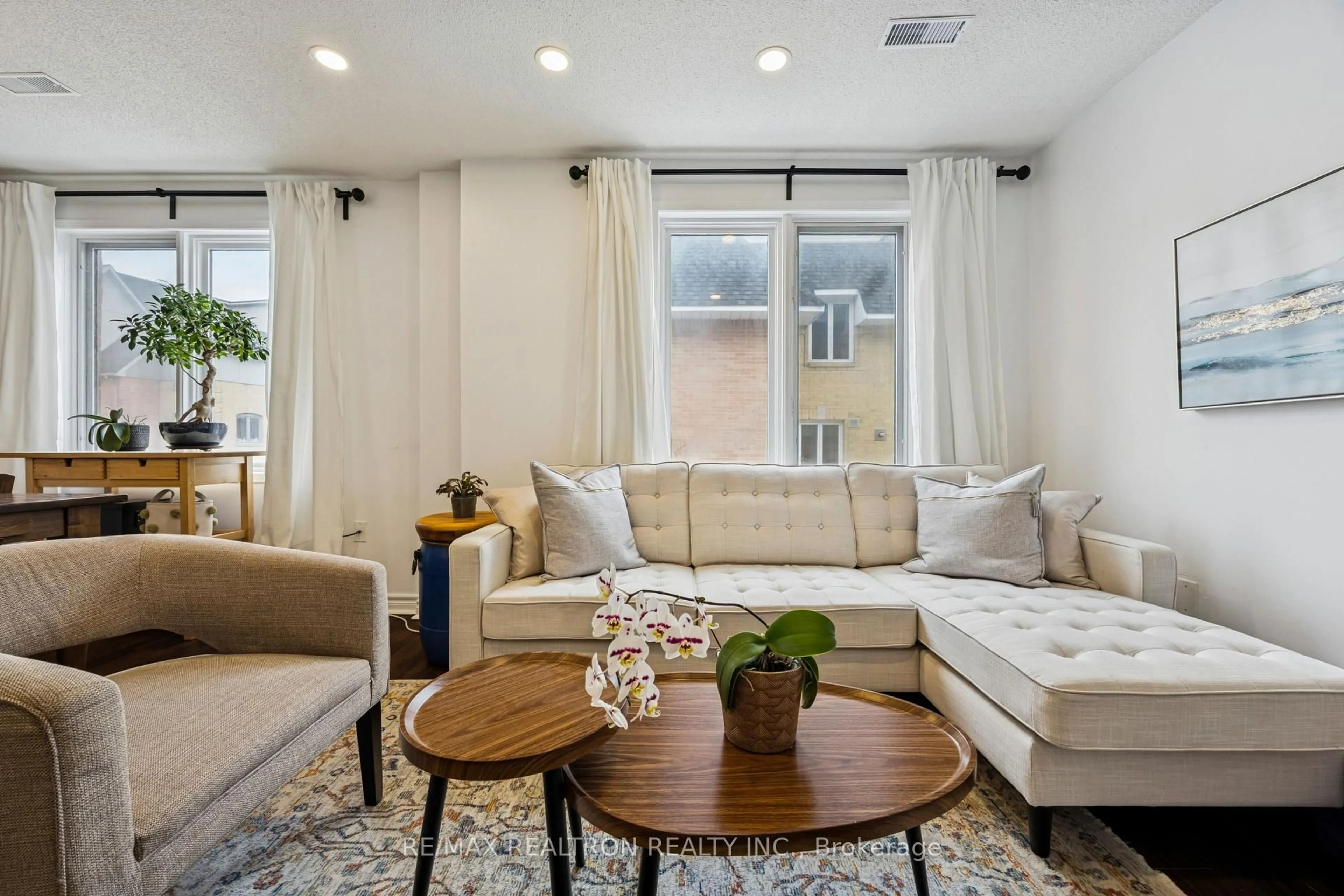 Living room with furniture, unknown for 75 Weldrick Rd #906, Richmond Hill Ontario L4C 0H9