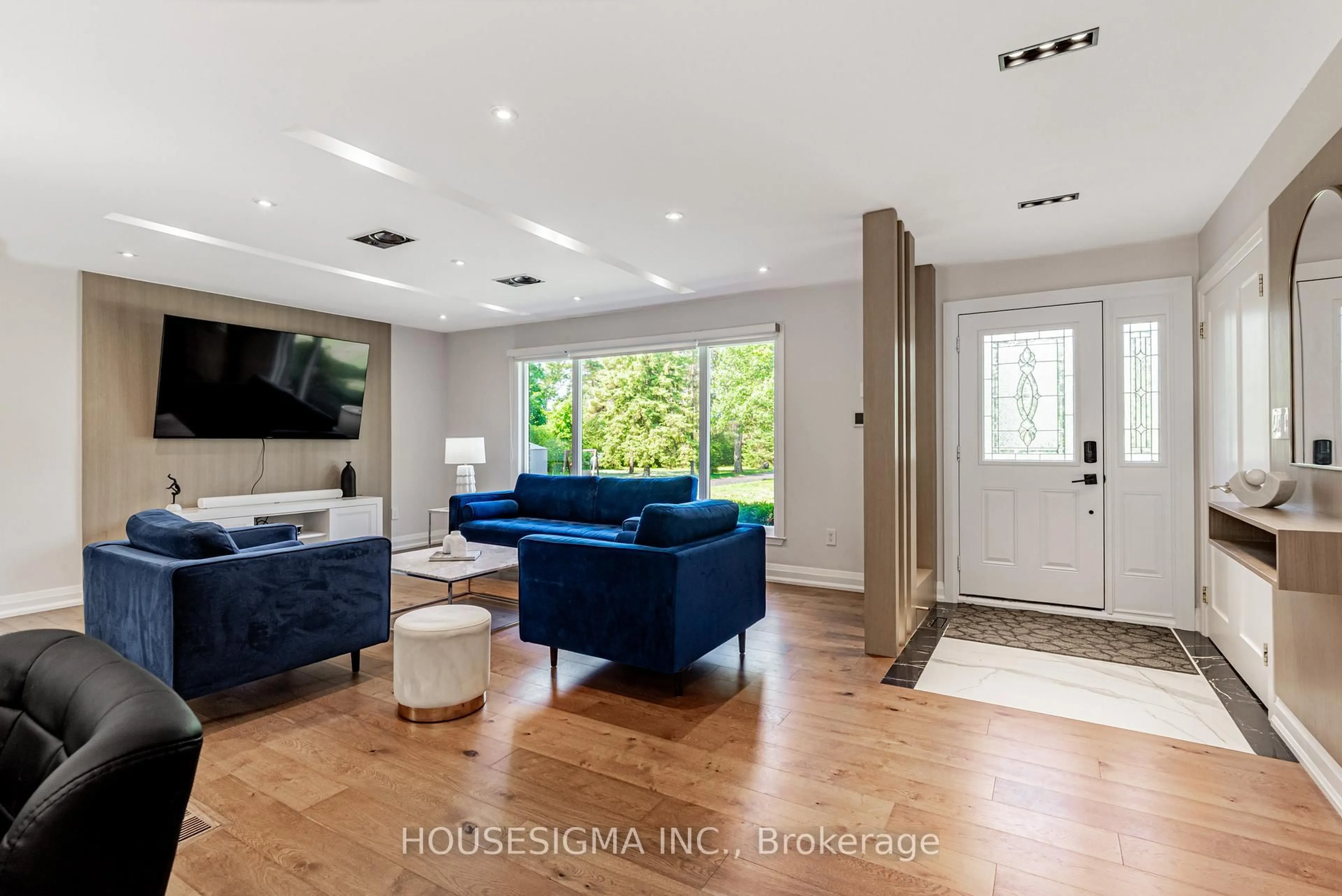 Living room with furniture, unknown for 14639 Leslie St, Aurora Ontario L4G 7C6