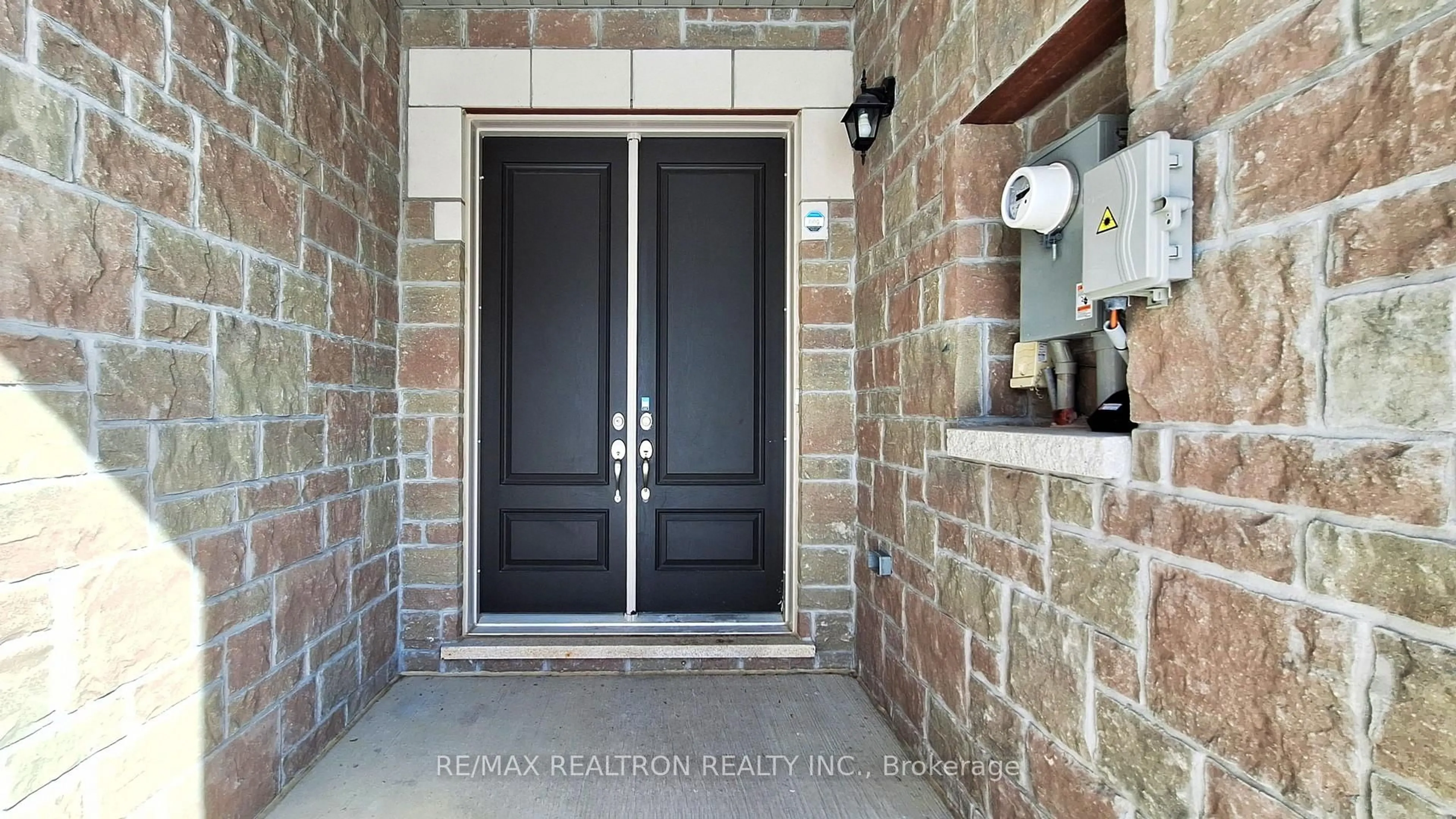 Indoor entryway for 11 Durblee Ave, Aurora Ontario L4G 0Z8