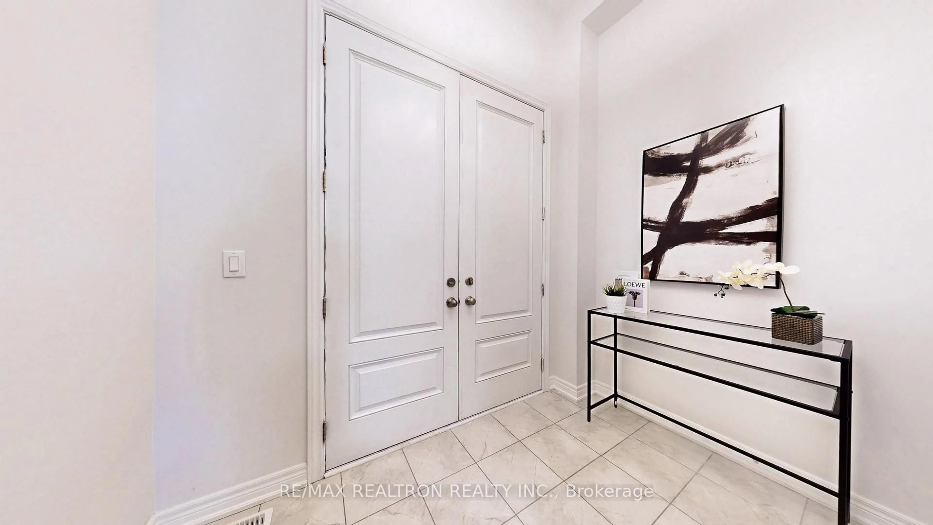 Indoor entryway for 11 Durblee Ave, Aurora Ontario L4G 0Z8