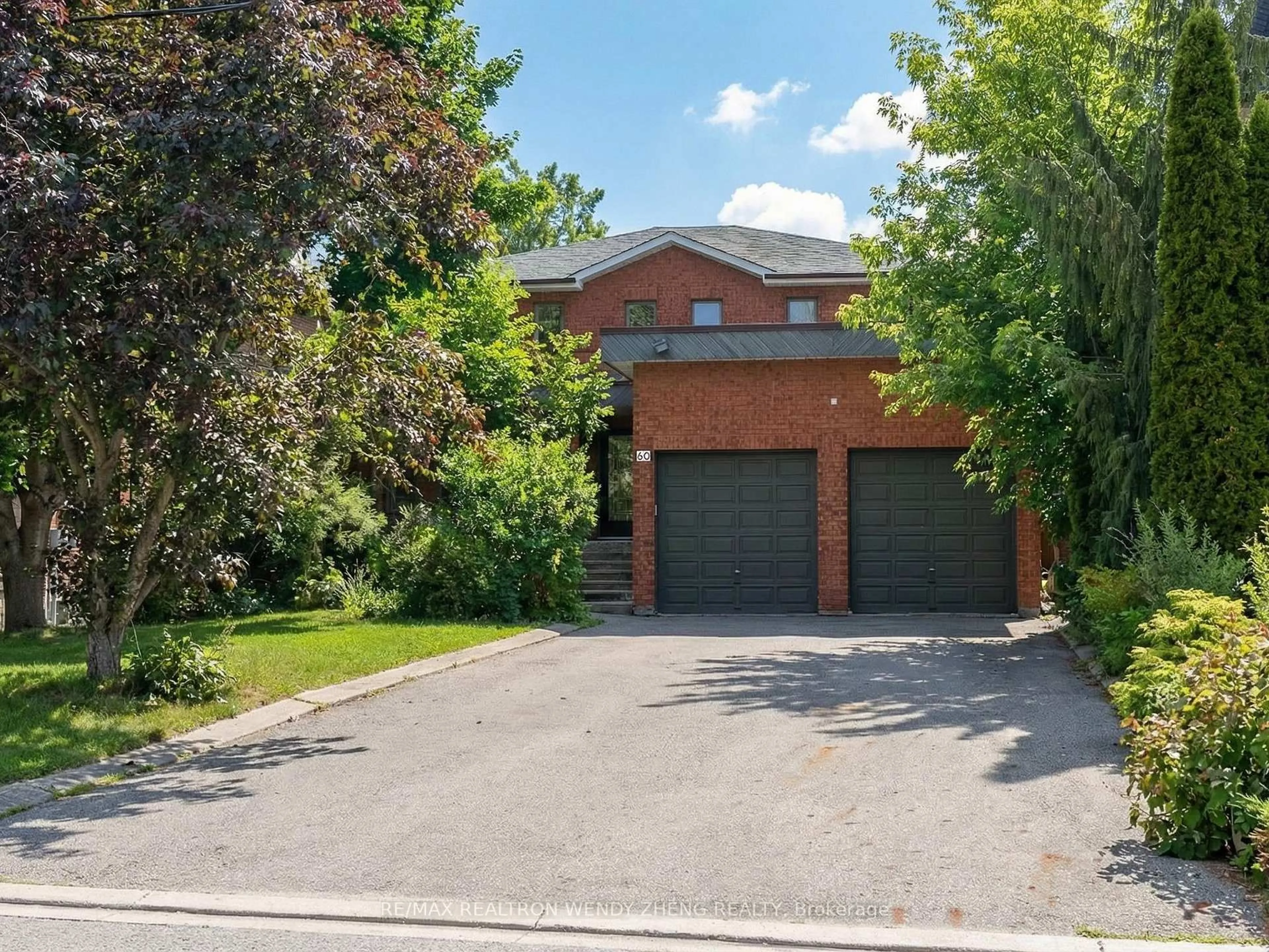 A pic from outside/outdoor area/front of a property/back of a property/a pic from drone, street for 60 Birch Ave, Richmond Hill Ontario L4C 6C6