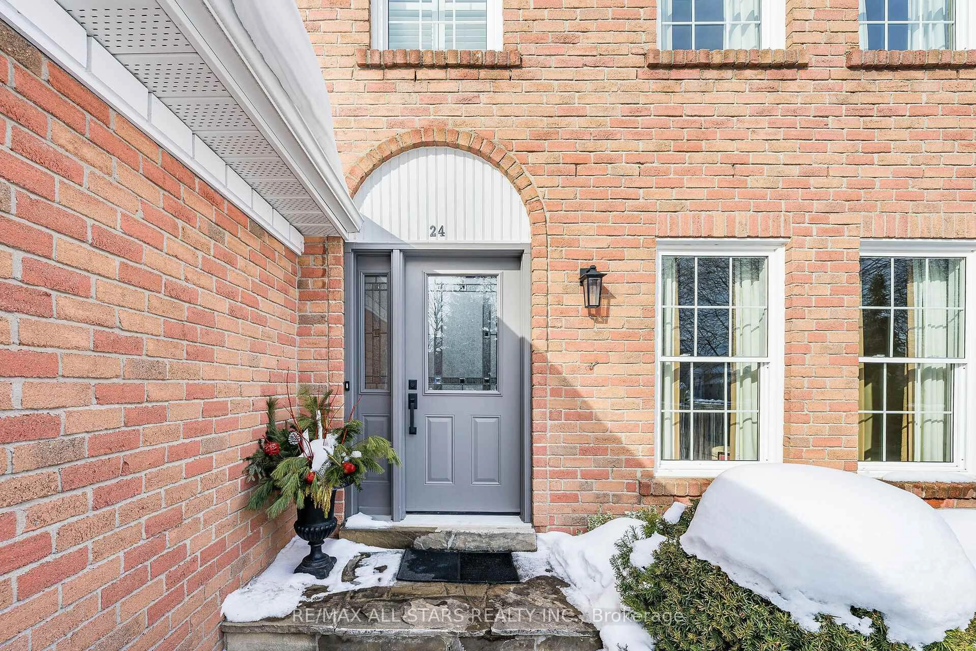 Indoor entryway for 24 Ferndell Circ, Markham Ontario L3R 3Y8