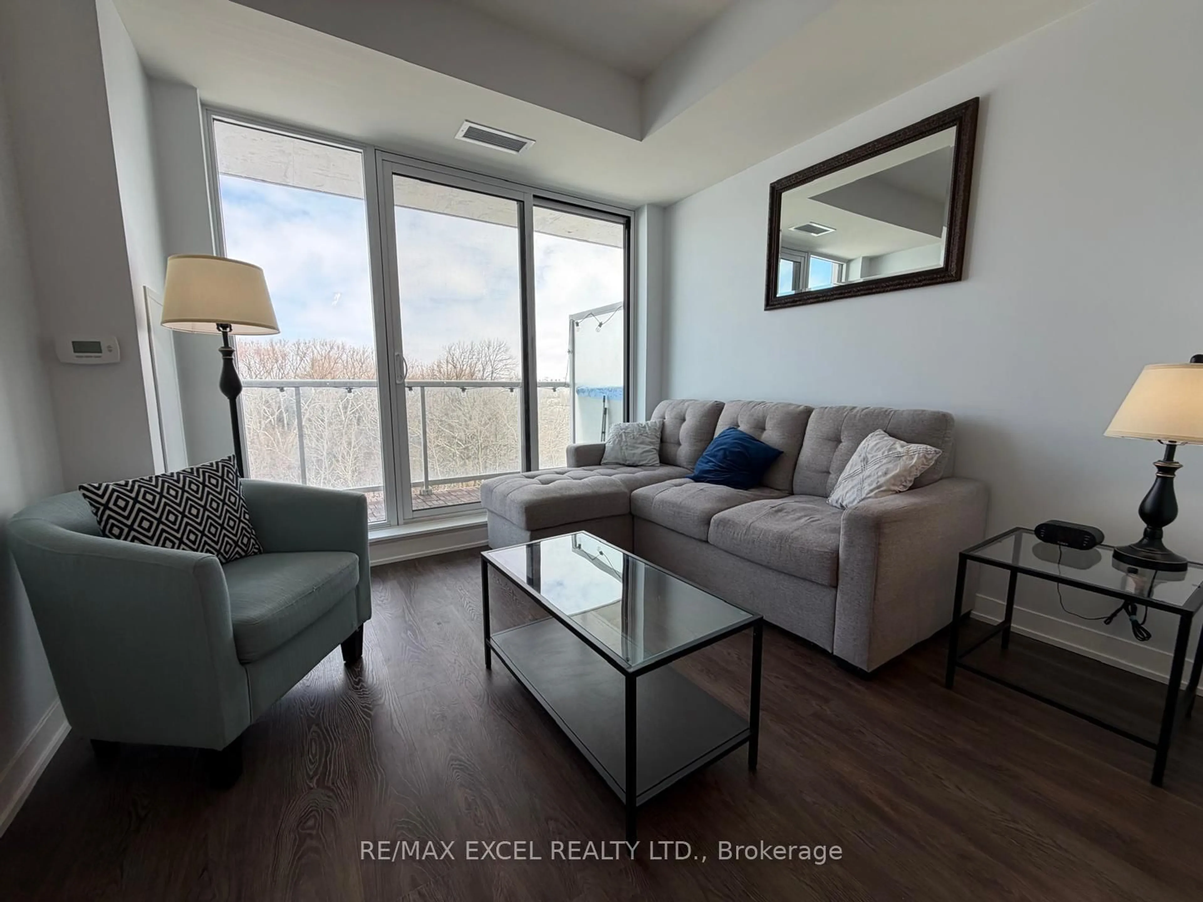 Living room with furniture, wood/laminate floor for 6 David Eyer Rd #407, Richmond Hill Ontario L4S 0N5