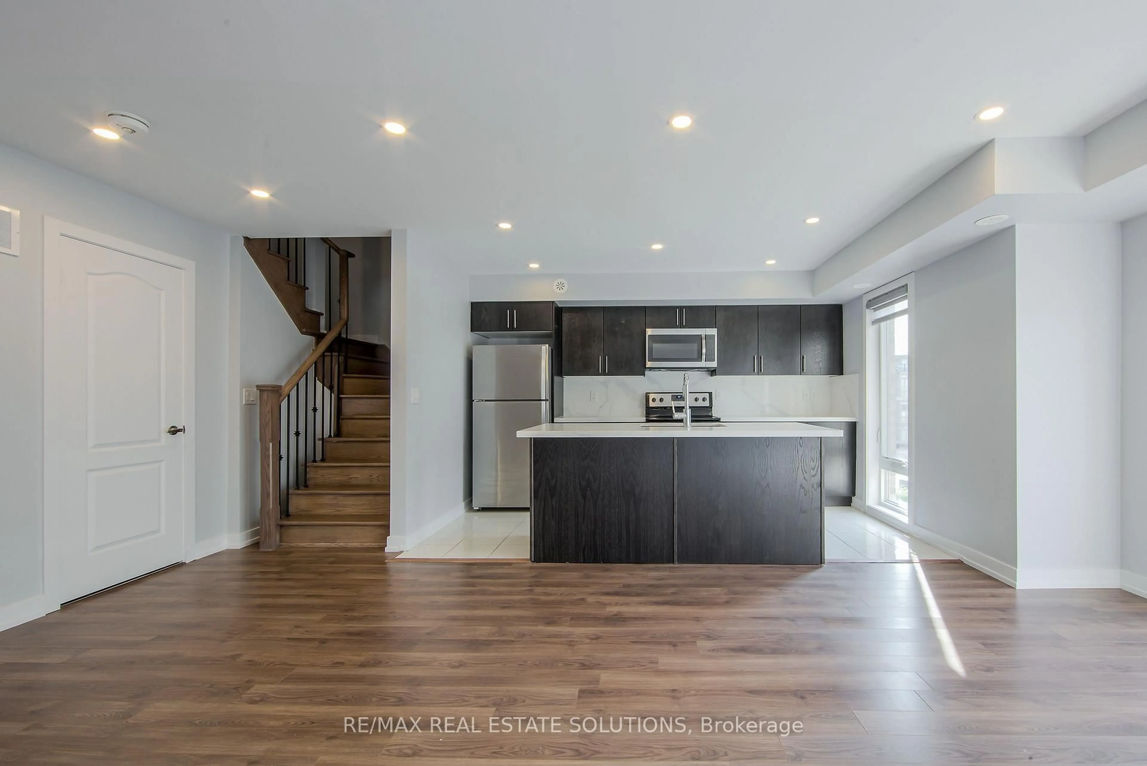 Open concept kitchen, wood/laminate floor for 30 Dunsheath Way #512, Markham Ontario L6B 1N3