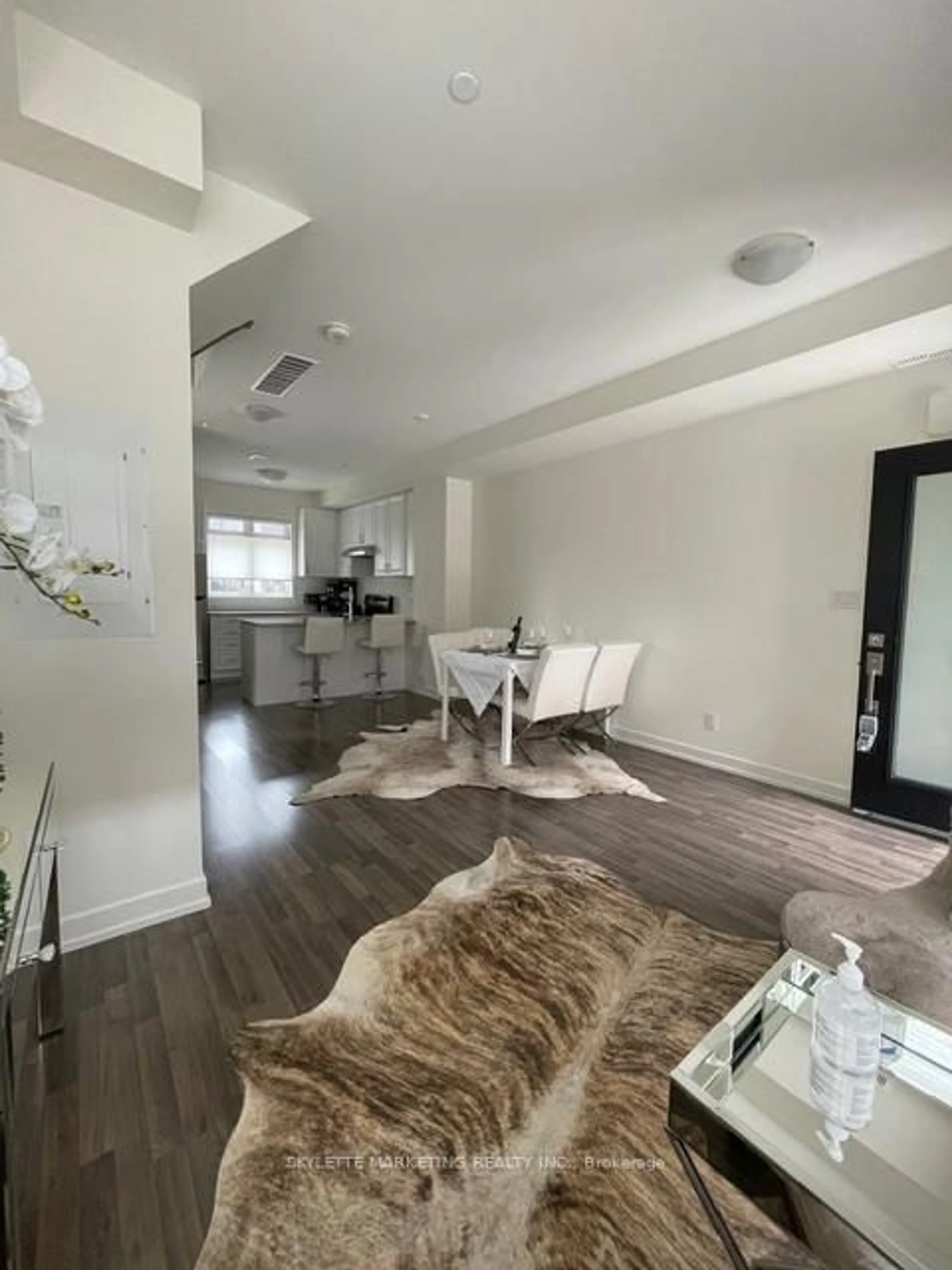 A pic of a room for 370B Red Maple Rd #67, Richmond Hill Ontario L4C 6P5
