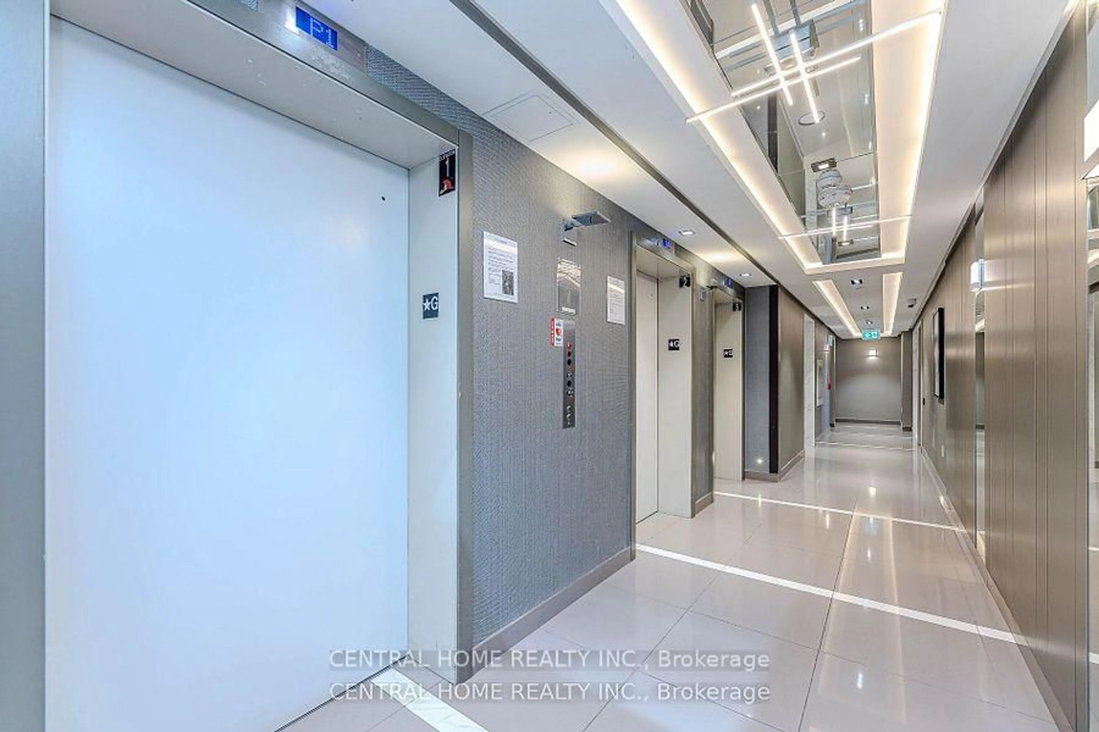 Indoor foyer for 75 Oneida Cres #1405, Richmond Hill Ontario L4B 0H3