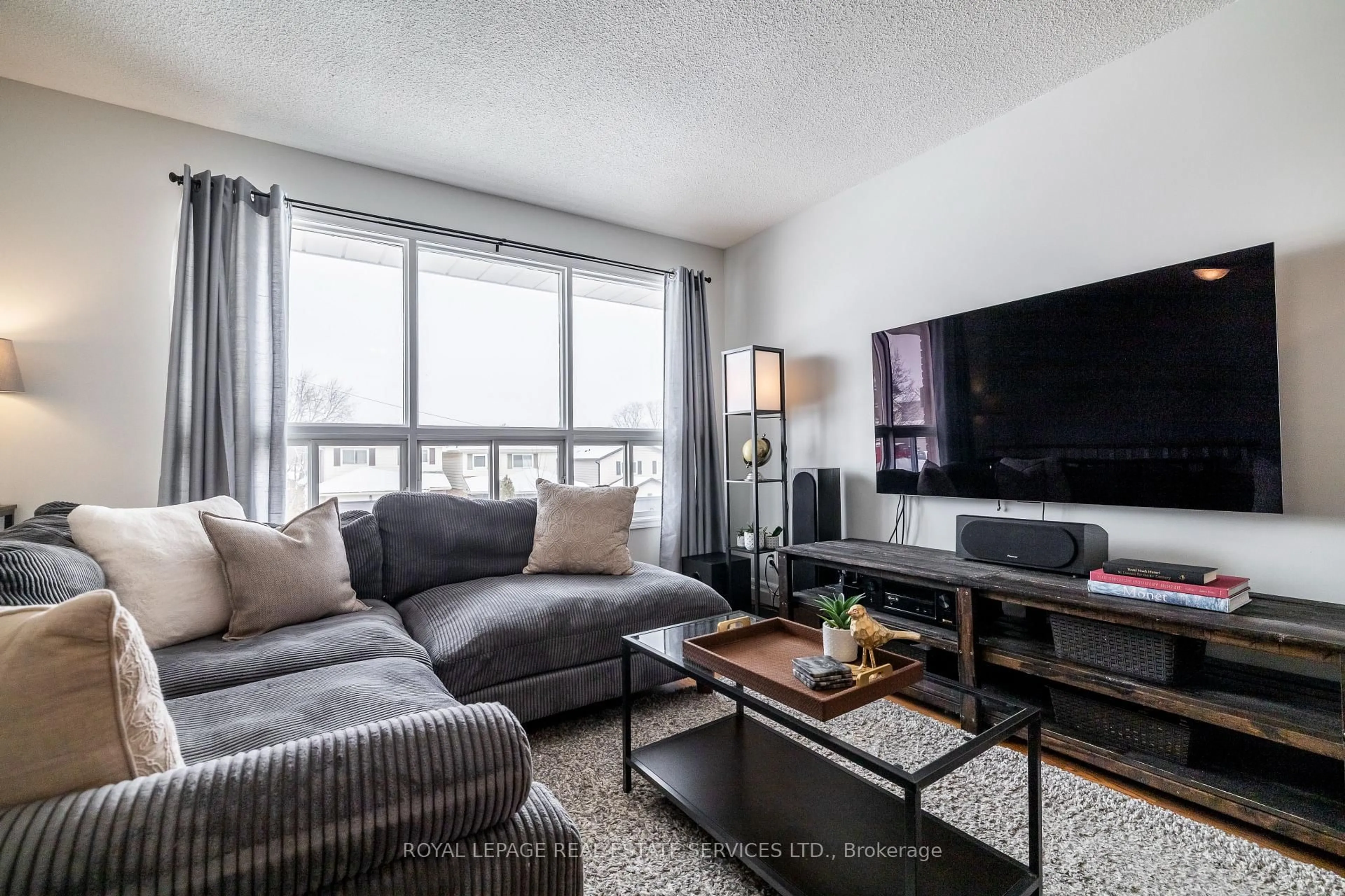 Living room with furniture, unknown for 457 Britannia Ave, Bradford West Gwillimbury Ontario L3Z 2C8