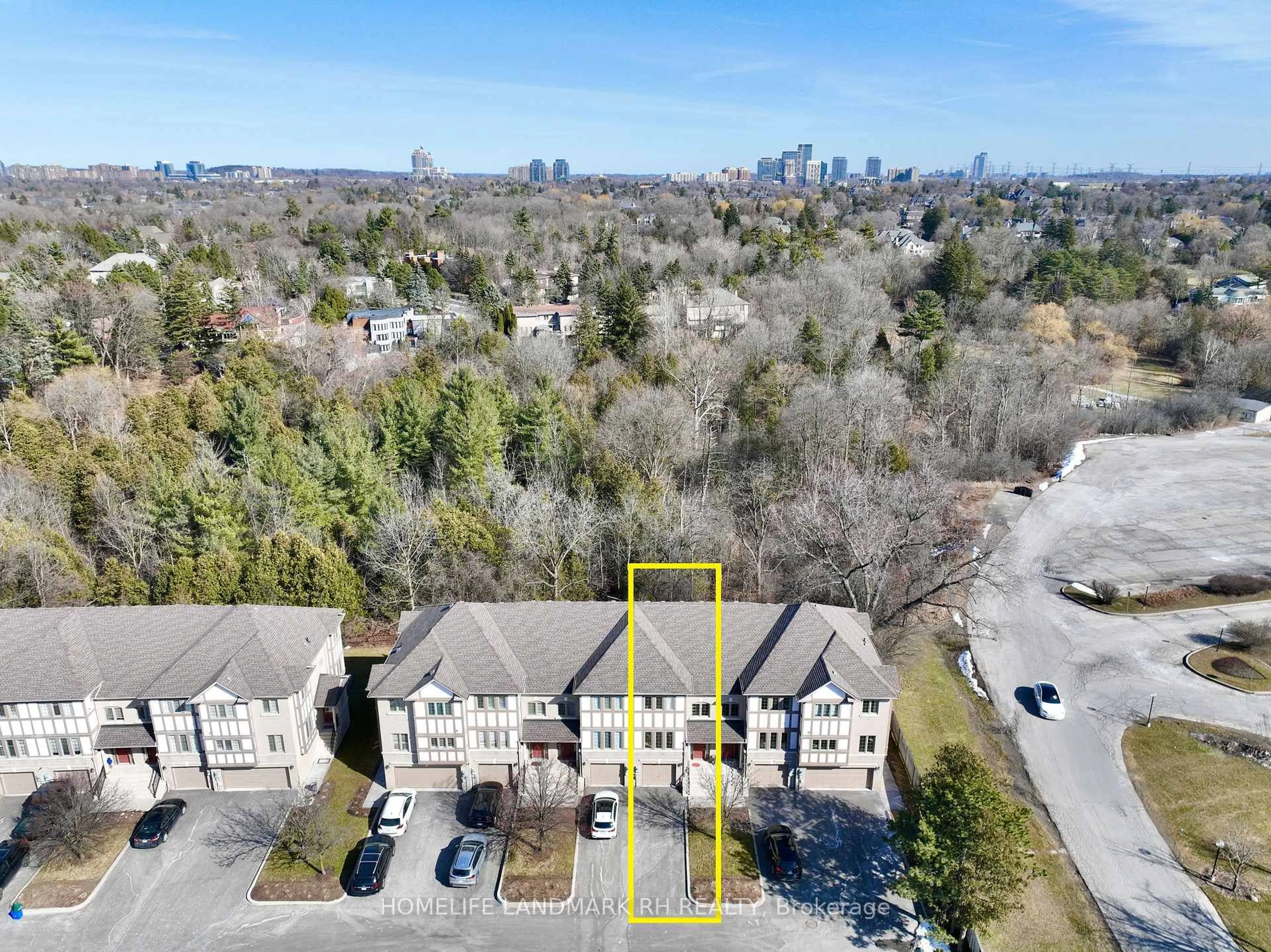 A pic from outside/outdoor area/front of a property/back of a property/a pic from drone, city buildings view from balcony for 8909 Bathurst St #10, Richmond Hill Ontario L4C 0H4