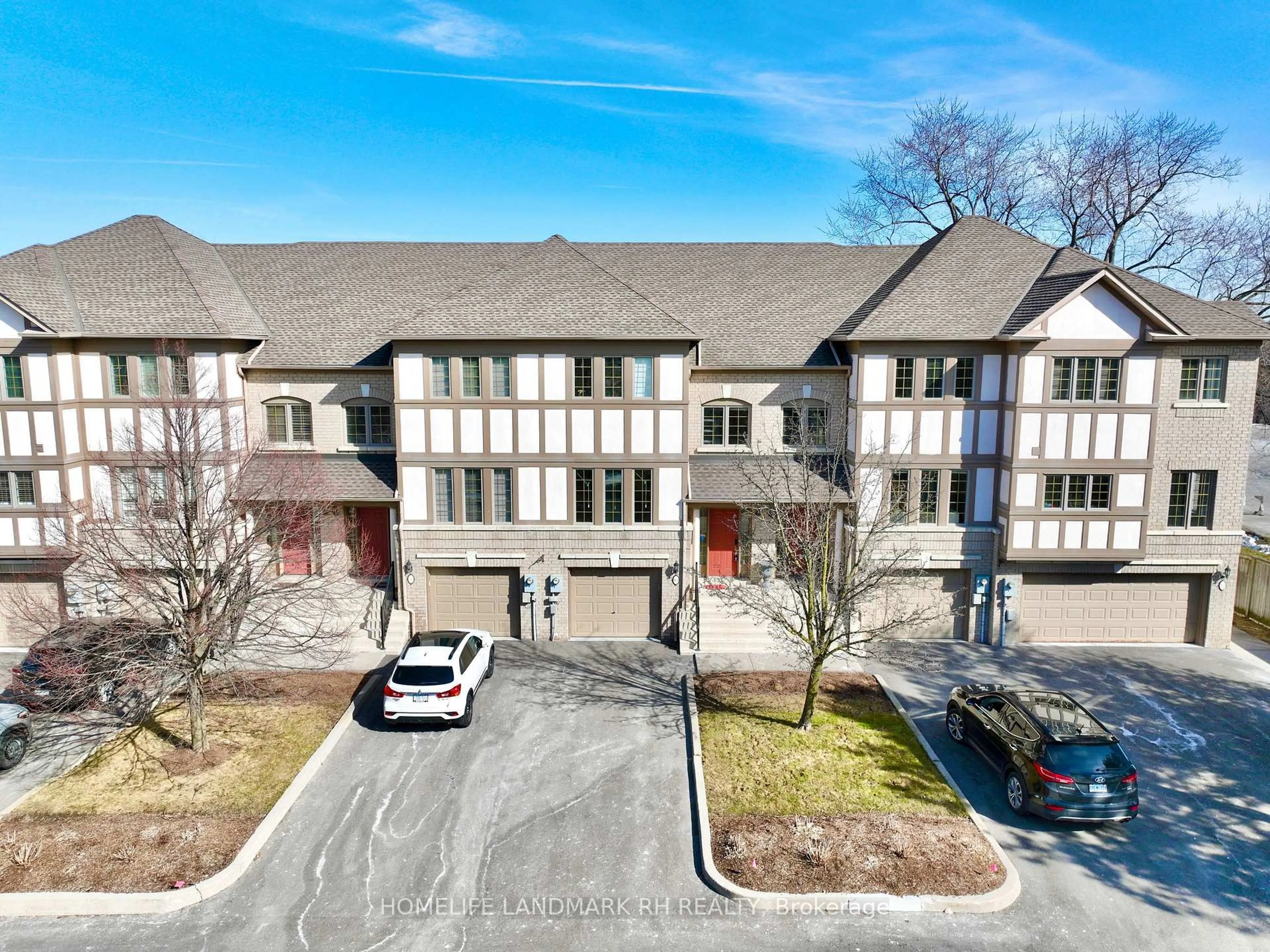 A pic from outside/outdoor area/front of a property/back of a property/a pic from drone, street for 8909 Bathurst St #10, Richmond Hill Ontario L4C 0H4