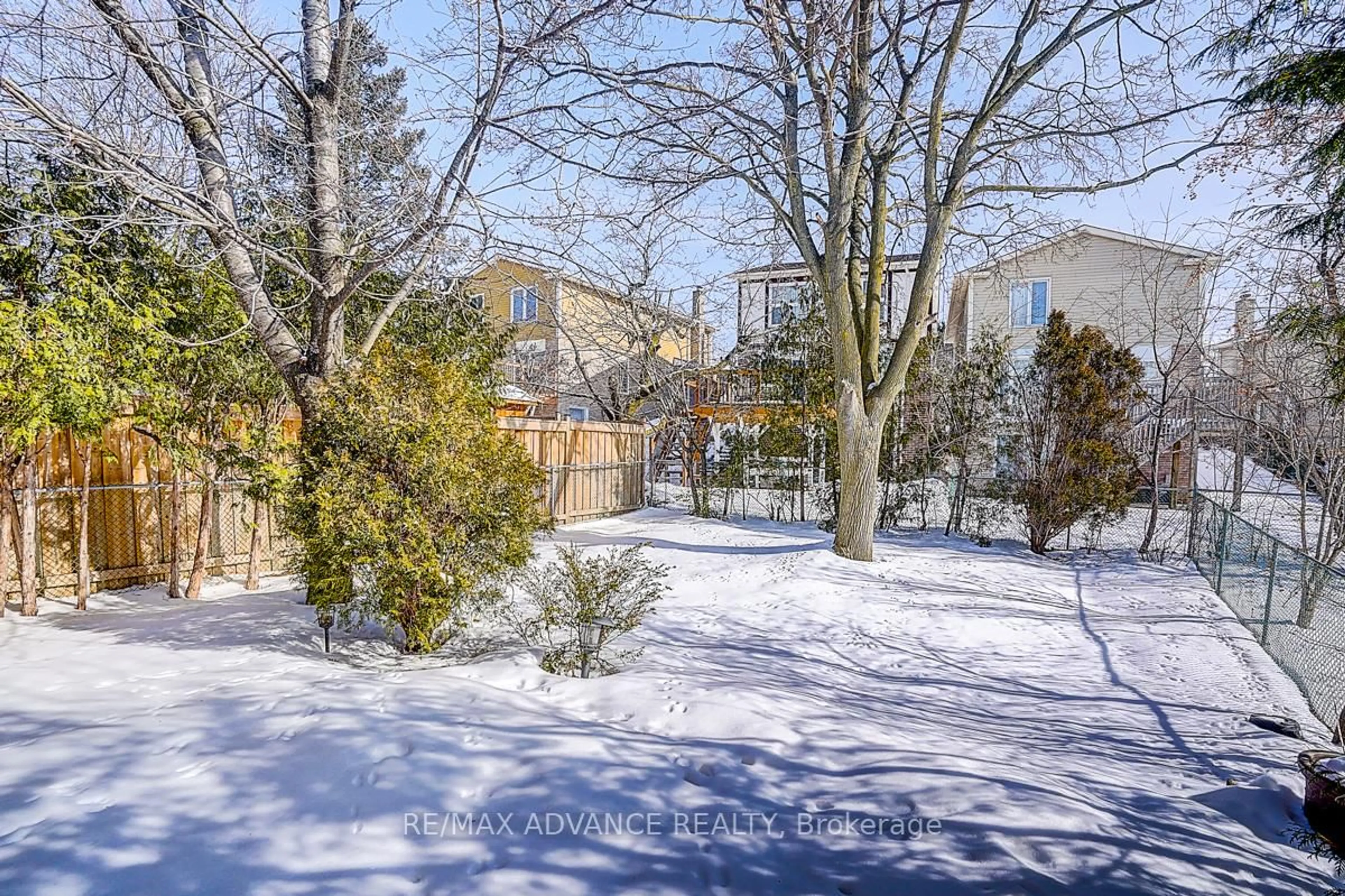 A pic from outside/outdoor area/front of a property/back of a property/a pic from drone, street for 25 West Borough St, Markham Ontario L3T 4V6