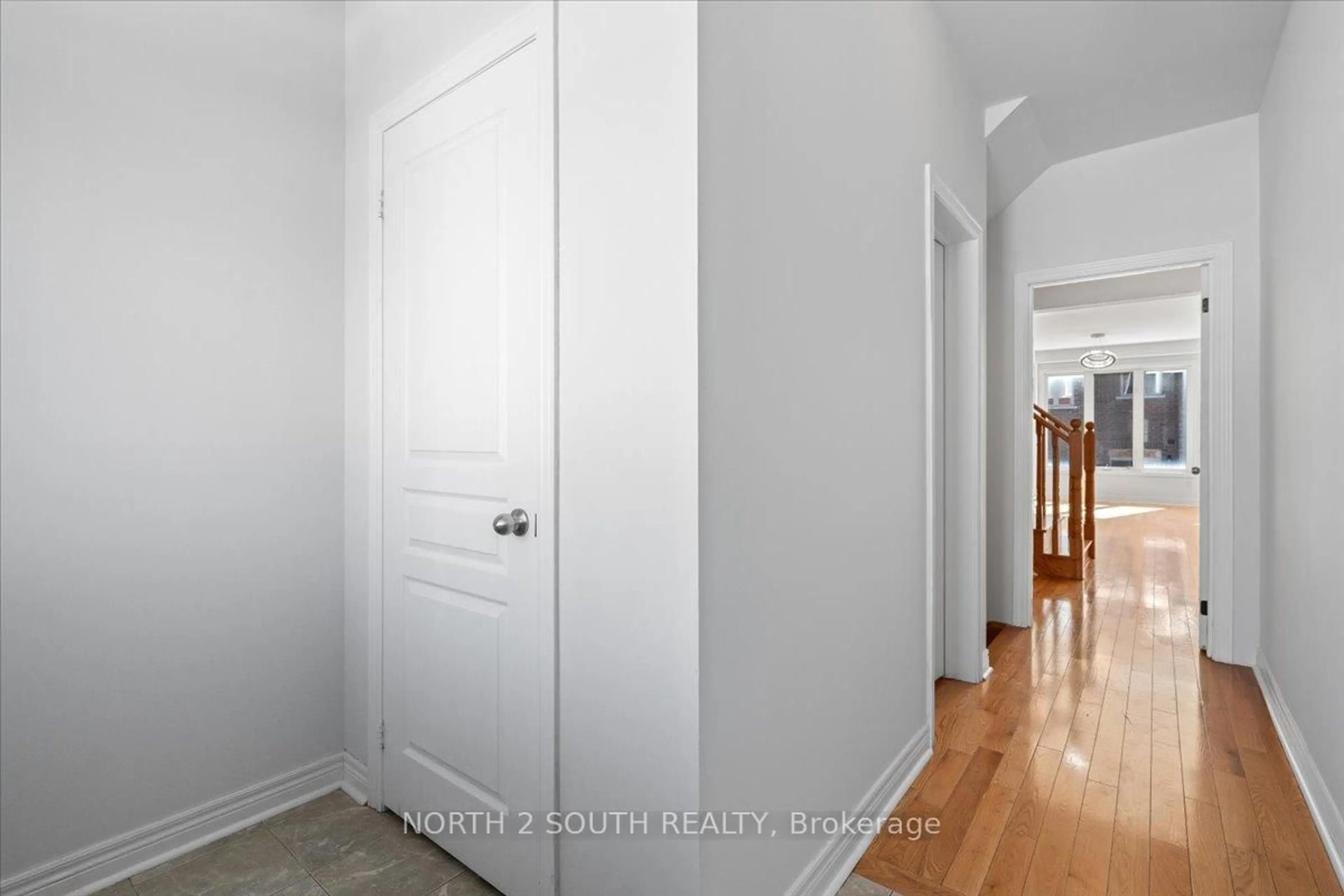 Indoor entryway for 17 Gower Dr, Aurora Ontario L4G 0V9