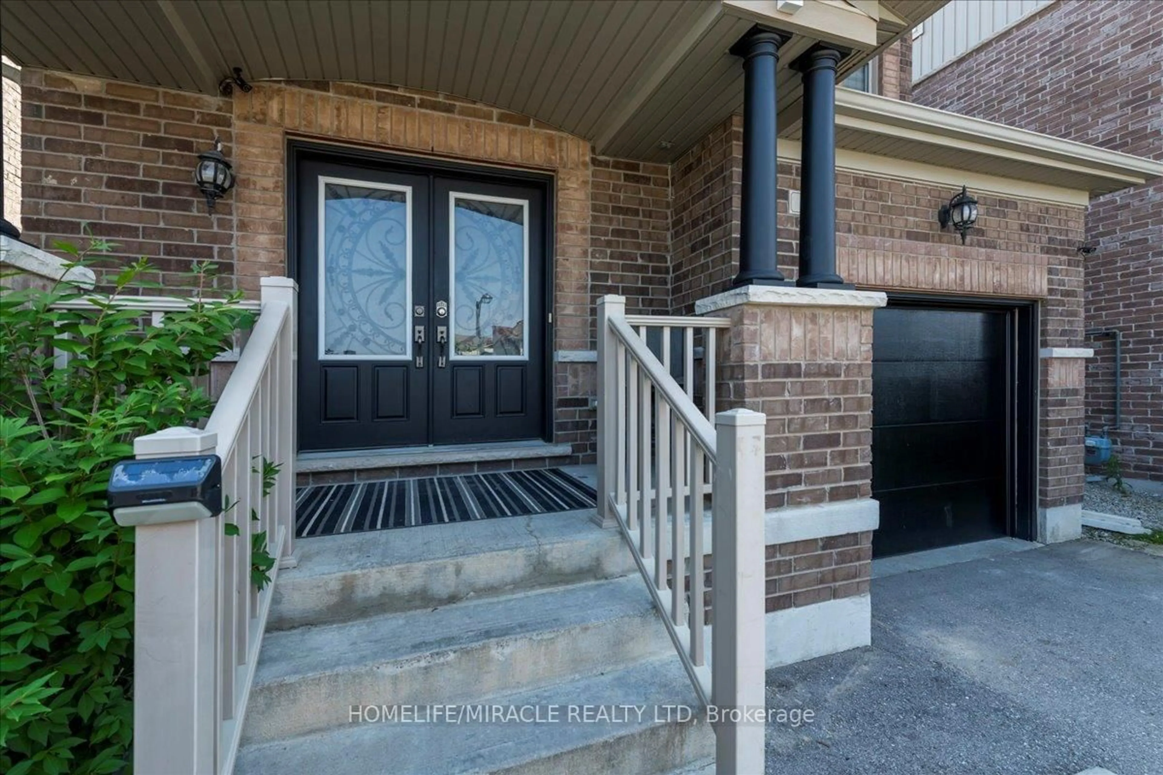 Indoor entryway for 83 Willoughby Way, New Tecumseth Ontario L9R 0P4