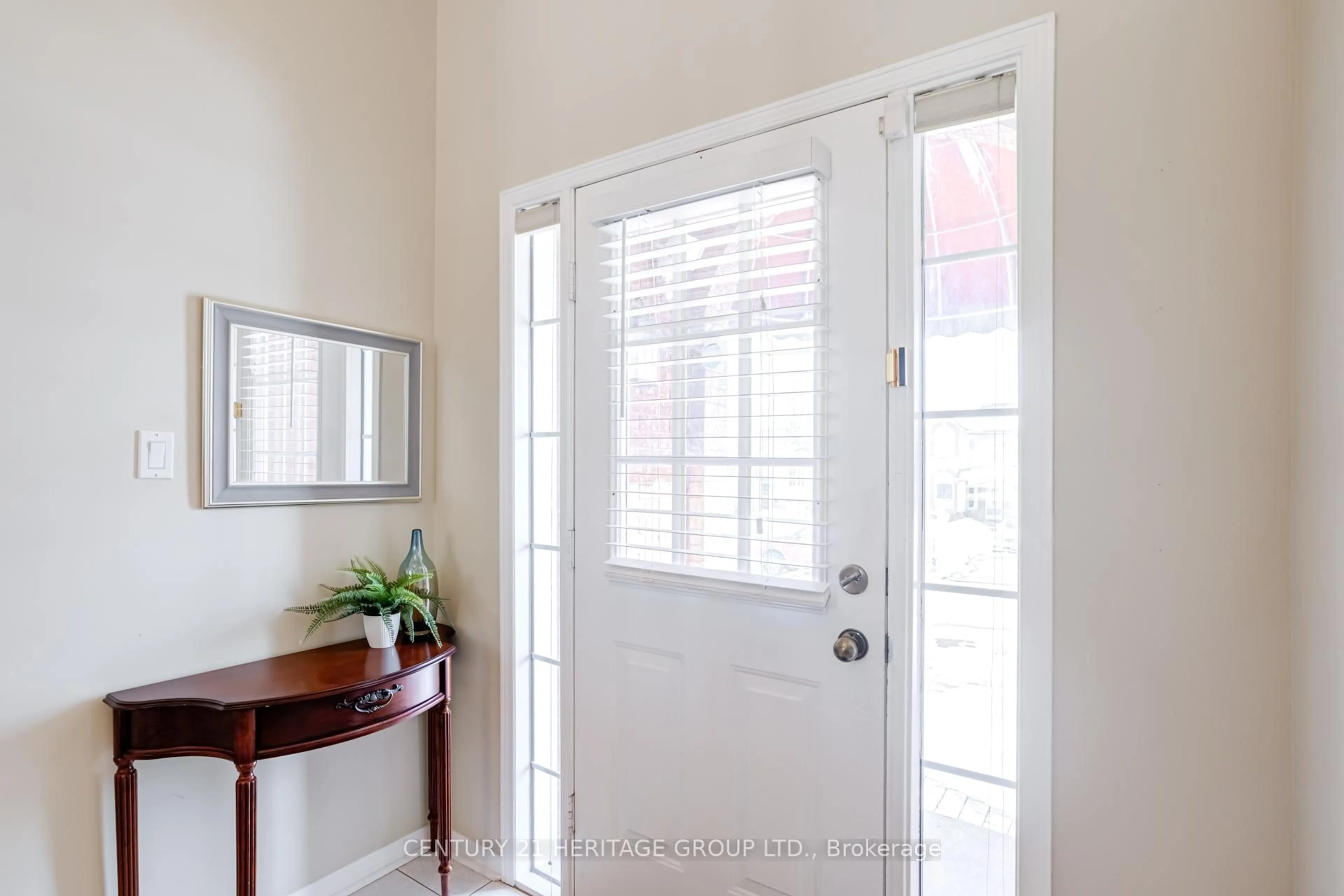 Indoor entryway for 4 Countryside Crt, Bradford West Gwillimbury Ontario L3Z 2Z8