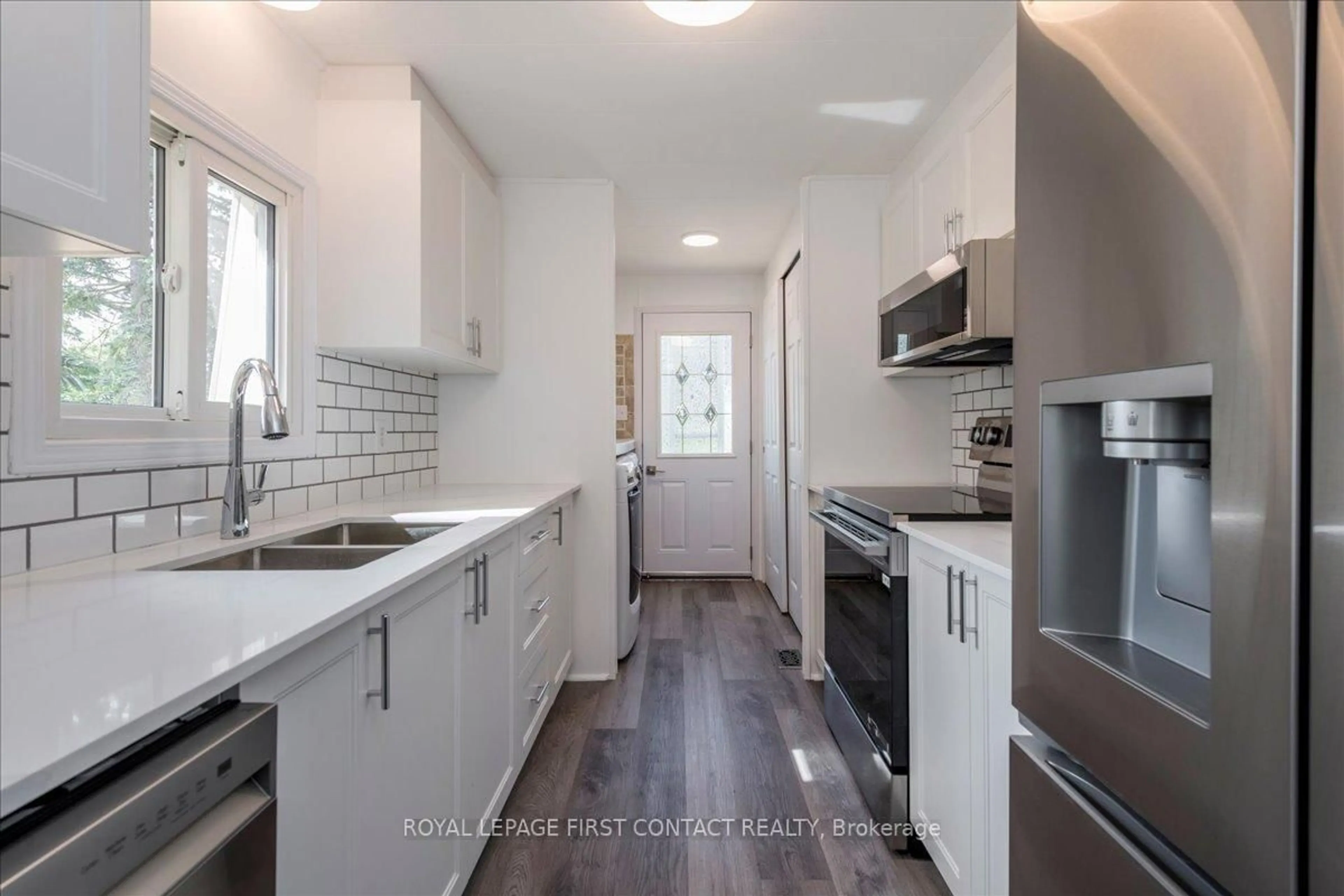 Open concept kitchen, ceramic/tile floor for 25 Hawthorne Dr, Innisfil Ontario L9S 1P1