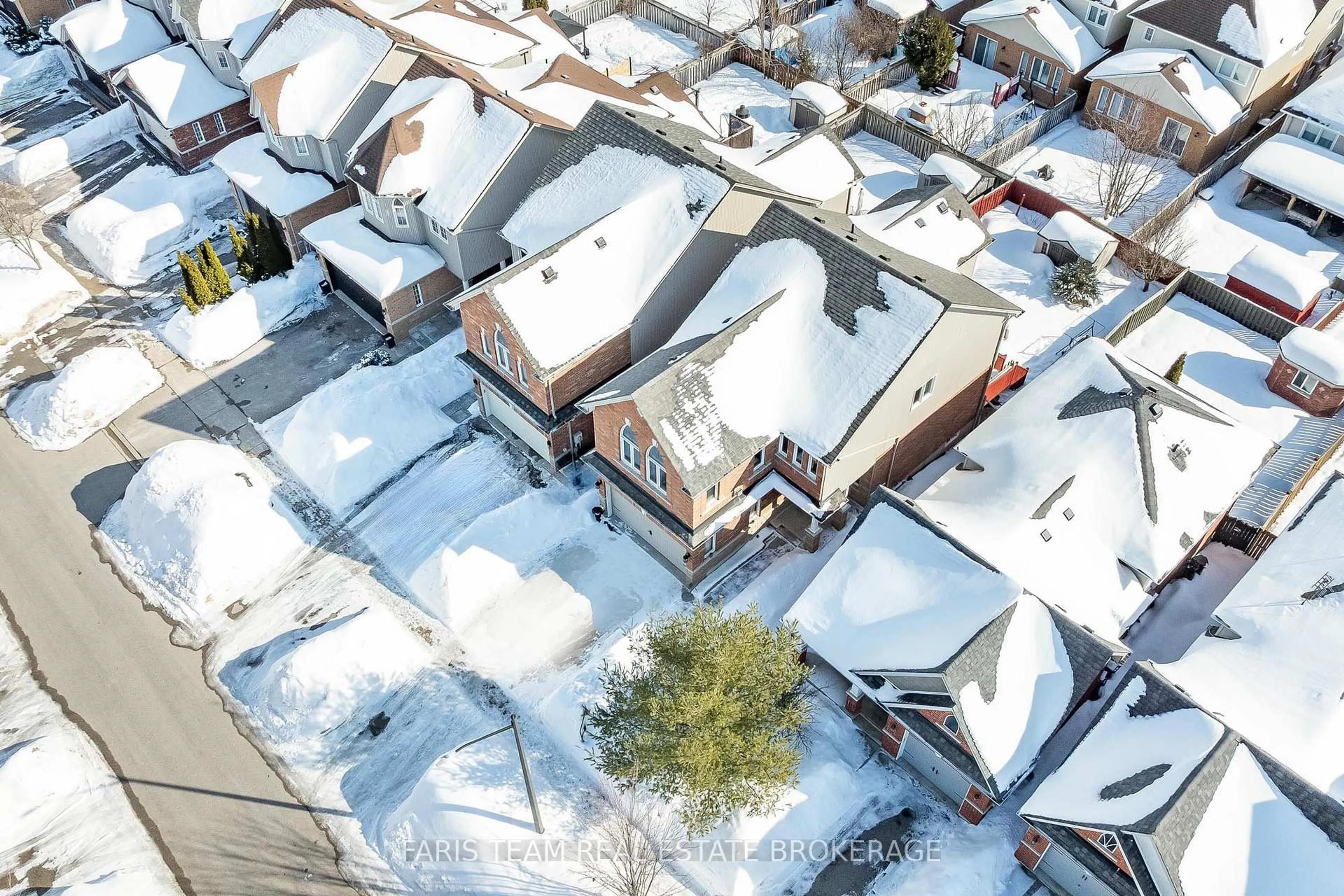 A pic from outside/outdoor area/front of a property/back of a property/a pic from drone, street for 1845 Lamstone St, Innisfil Ontario L9S 4Z8