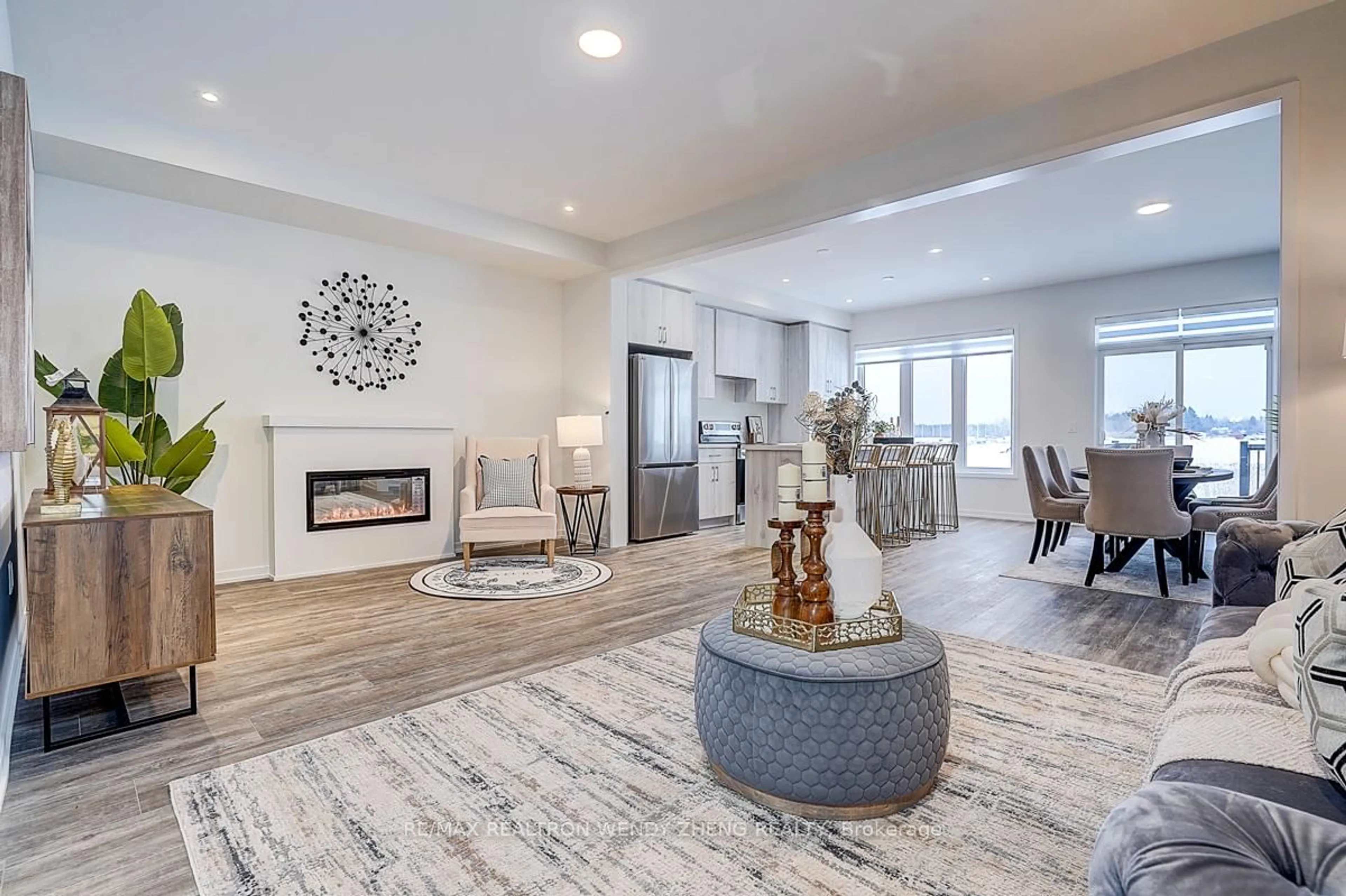 Living room with furniture, unknown for 20 Arrow Crt, Richmond Hill Ontario L4E 1N8