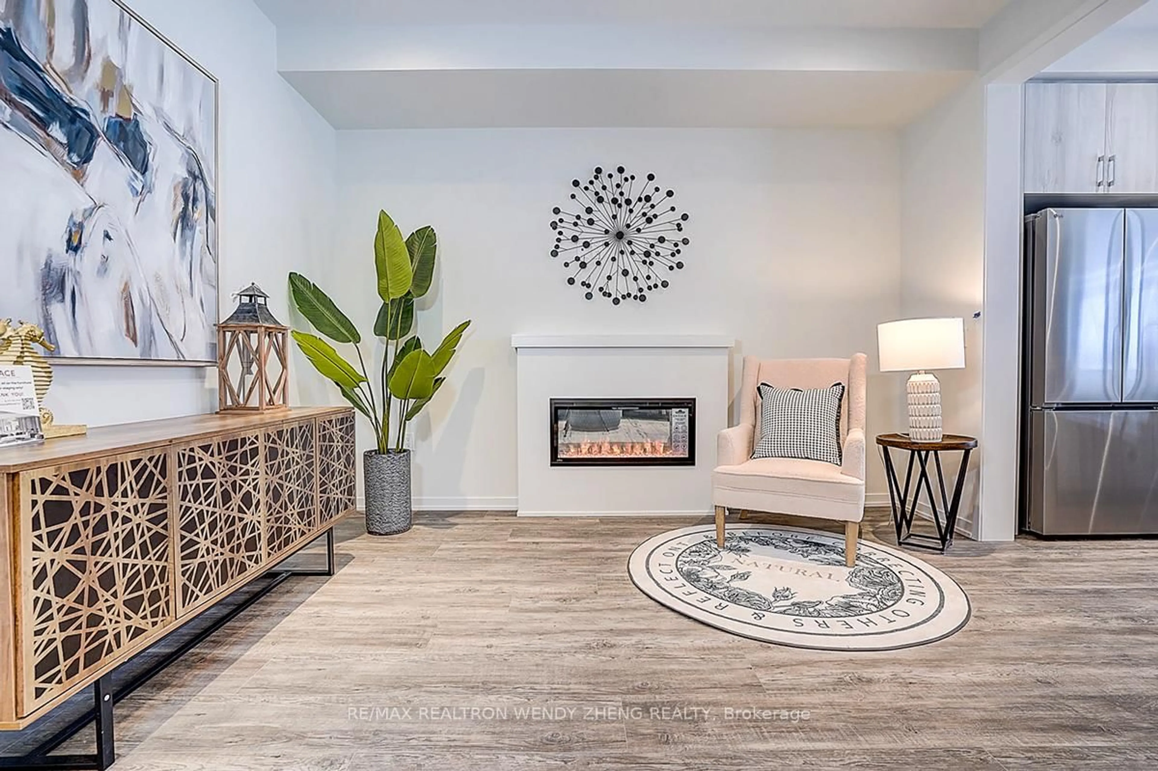 Living room with furniture, unknown for 20 Arrow Crt, Richmond Hill Ontario L4E 1N8