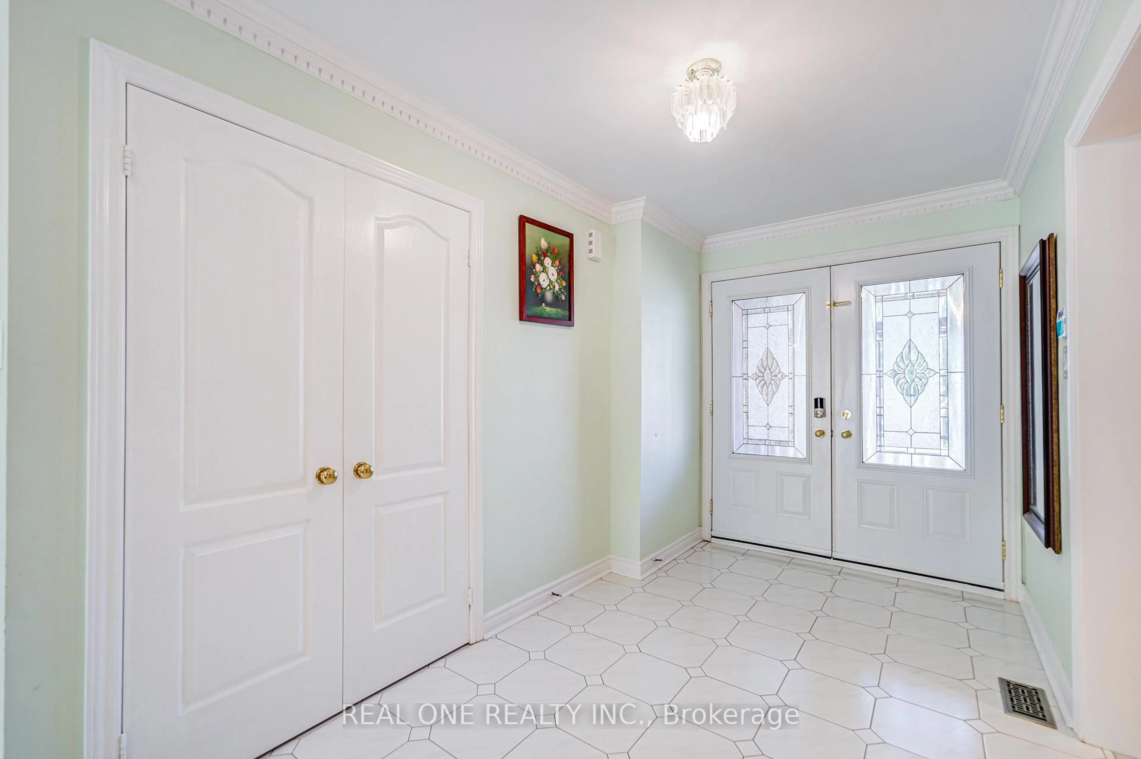 Indoor entryway for 203 Valleymede Dr, Richmond Hill Ontario L4B 3S4