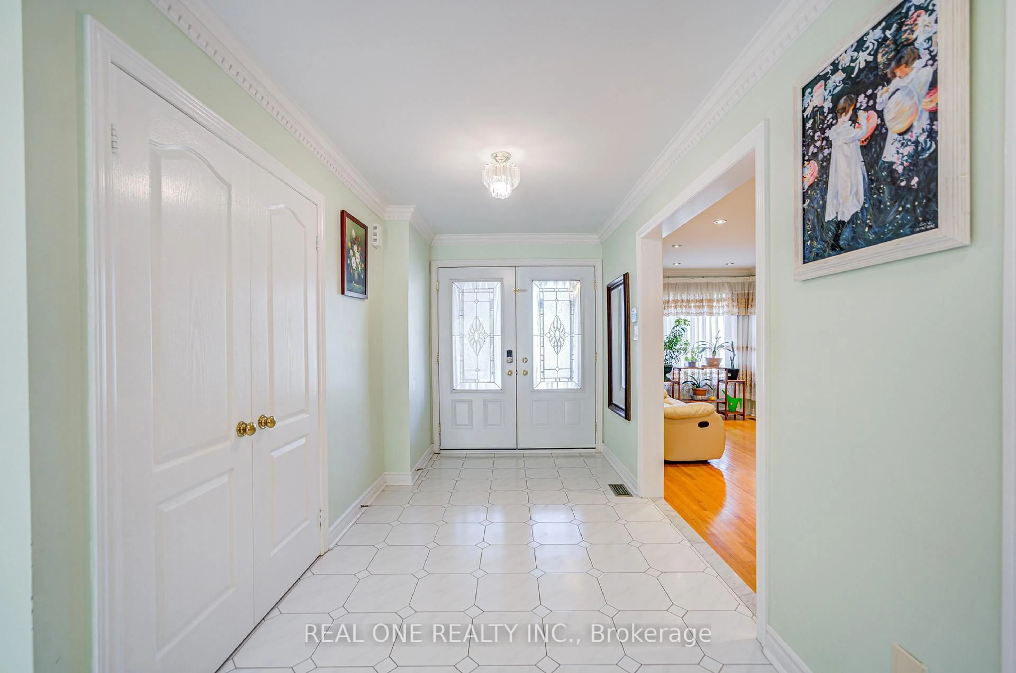 Indoor entryway for 203 Valleymede Dr, Richmond Hill Ontario L4B 3S4