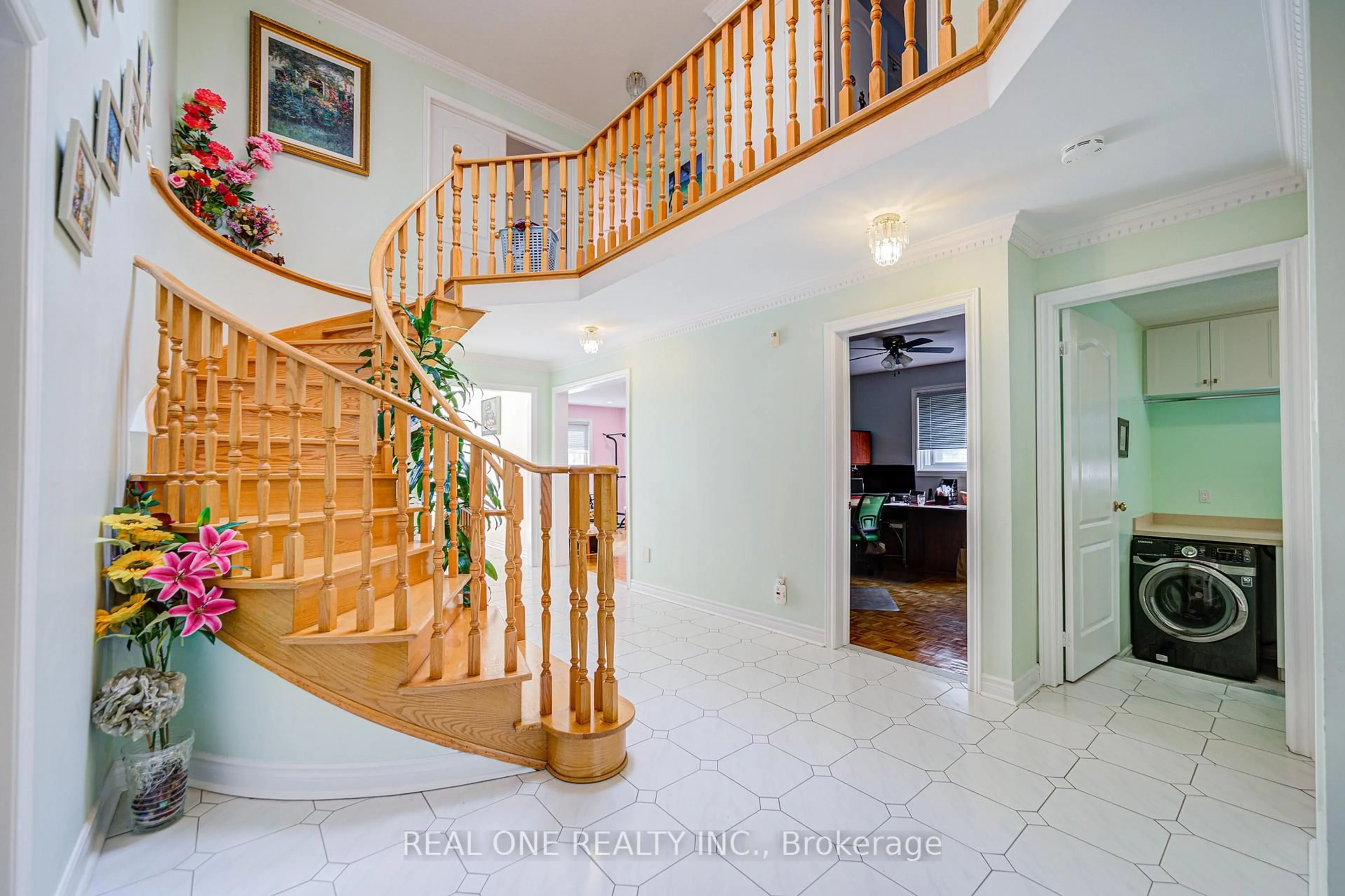 Indoor foyer for 203 Valleymede Dr, Richmond Hill Ontario L4B 3S4