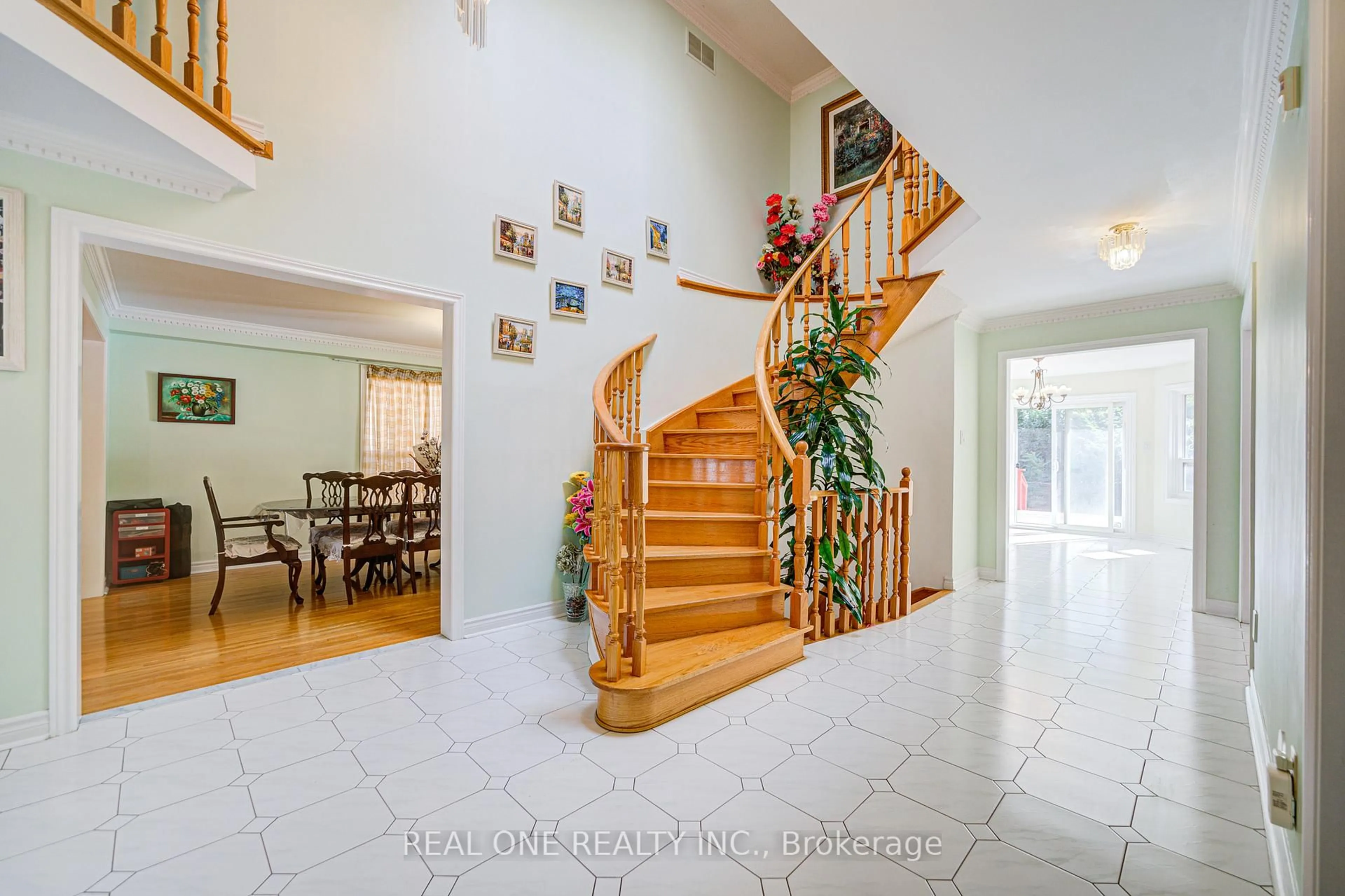 Indoor foyer for 203 Valleymede Dr, Richmond Hill Ontario L4B 3S4