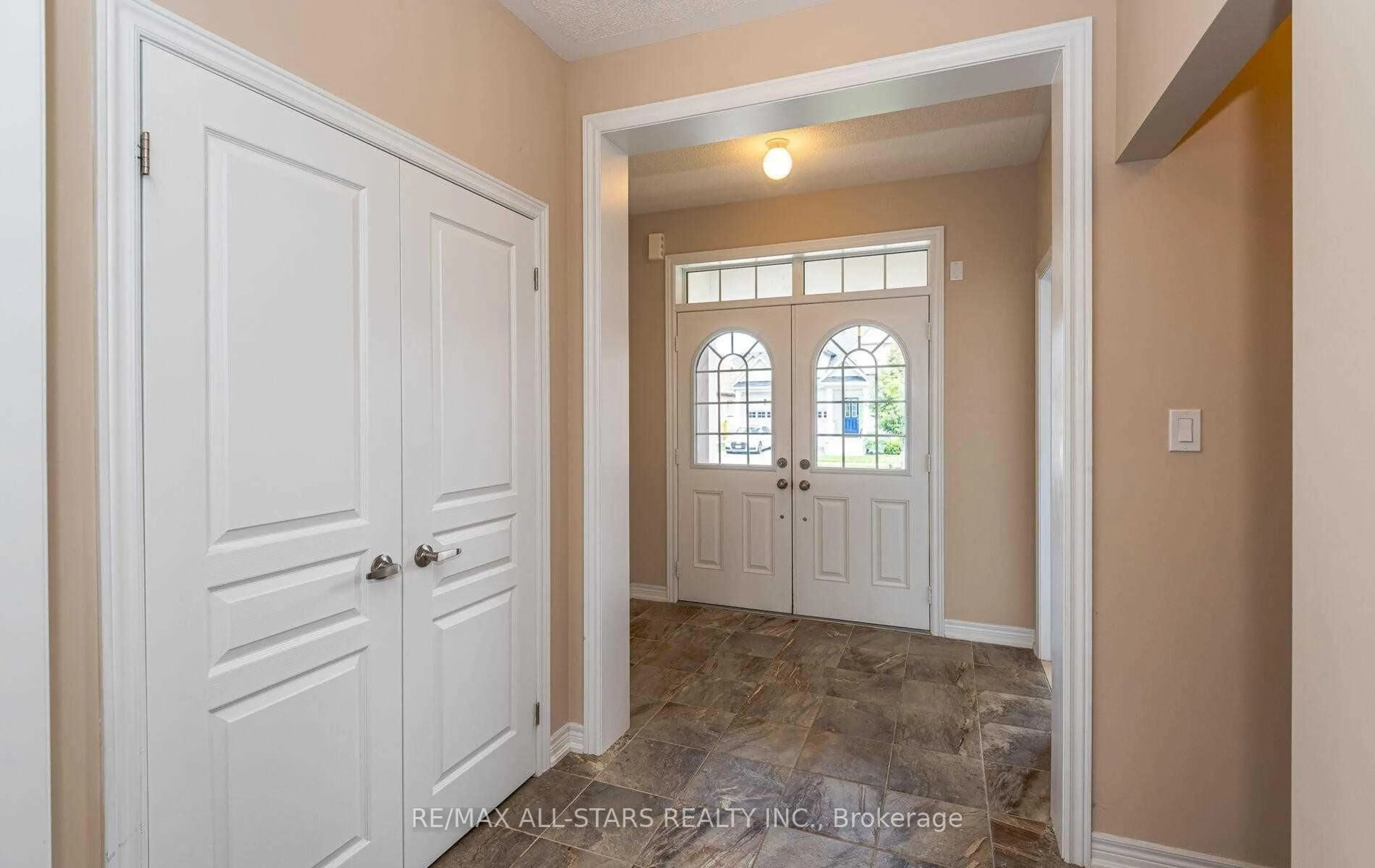 Indoor entryway for 20 Beechener St, Georgina Ontario L0E 1R0