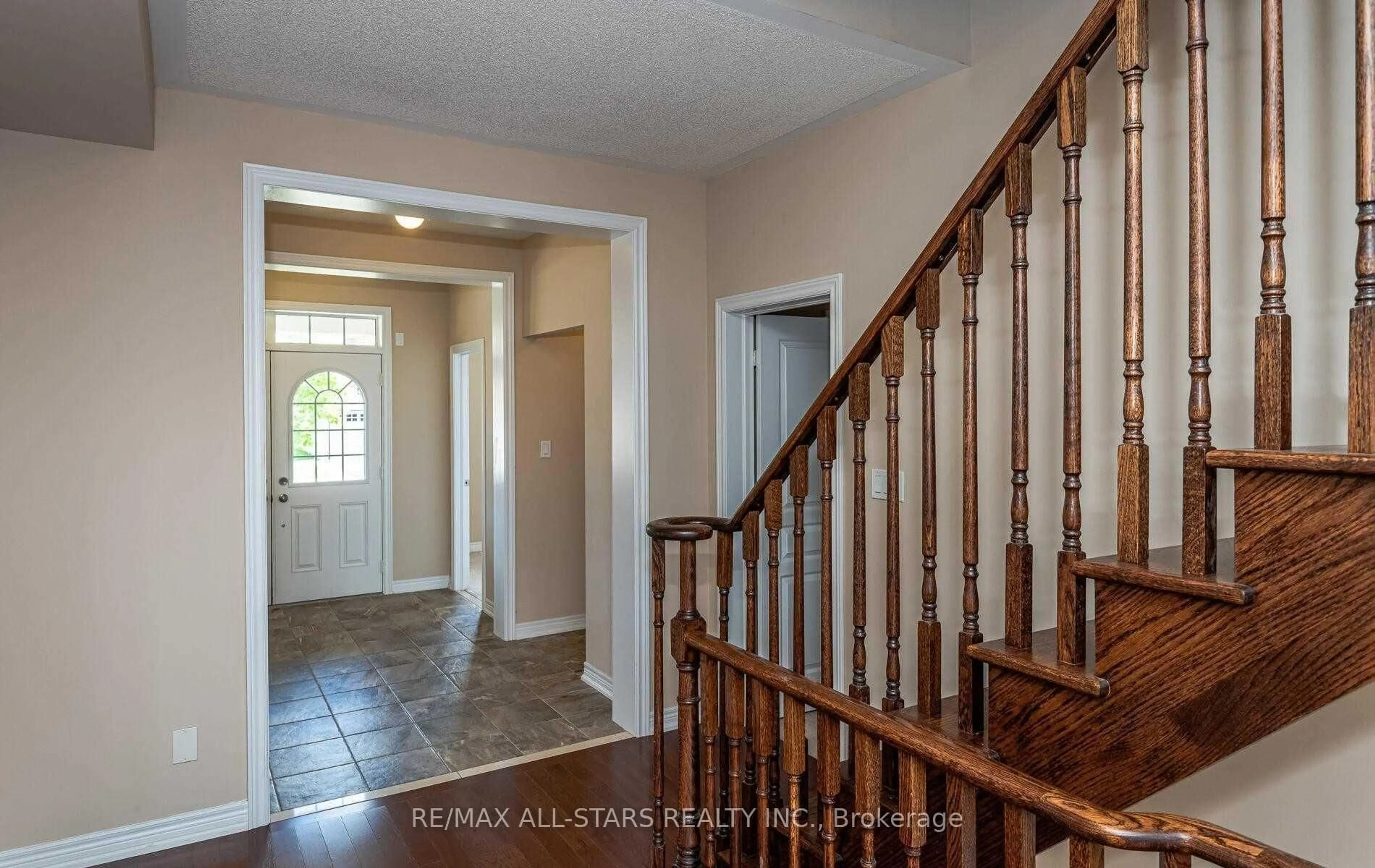 Indoor entryway for 20 Beechener St, Georgina Ontario L0E 1R0