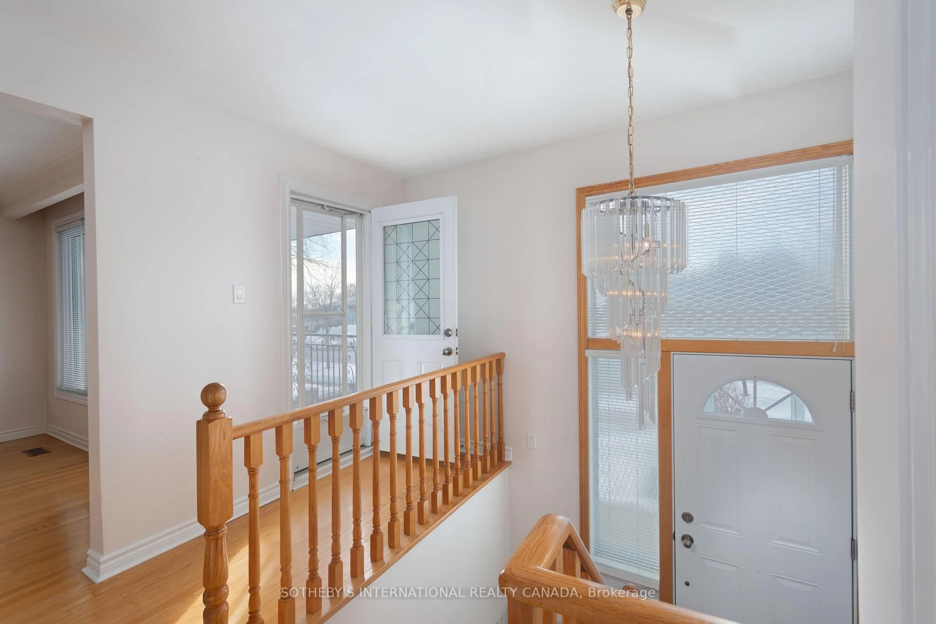 Indoor foyer for 90 Andrew Park, Vaughan Ontario L4L 1E9