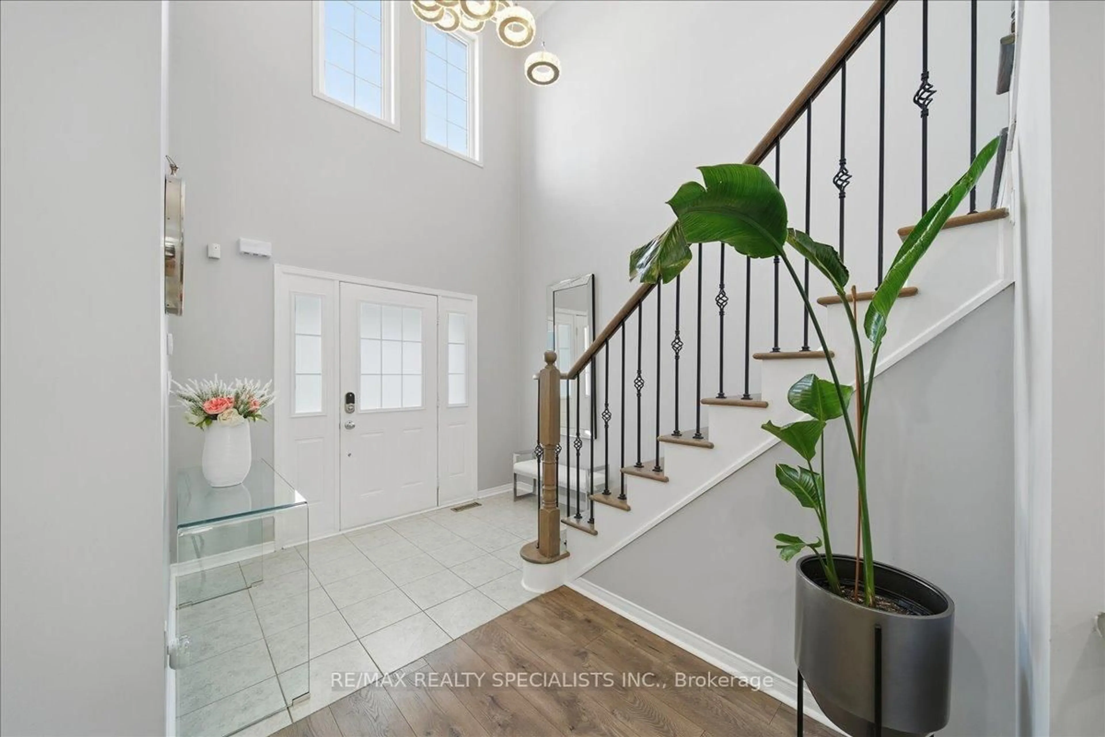 Indoor foyer for 139 Webb St, Bradford West Gwillimbury Ontario L3Z 0R1