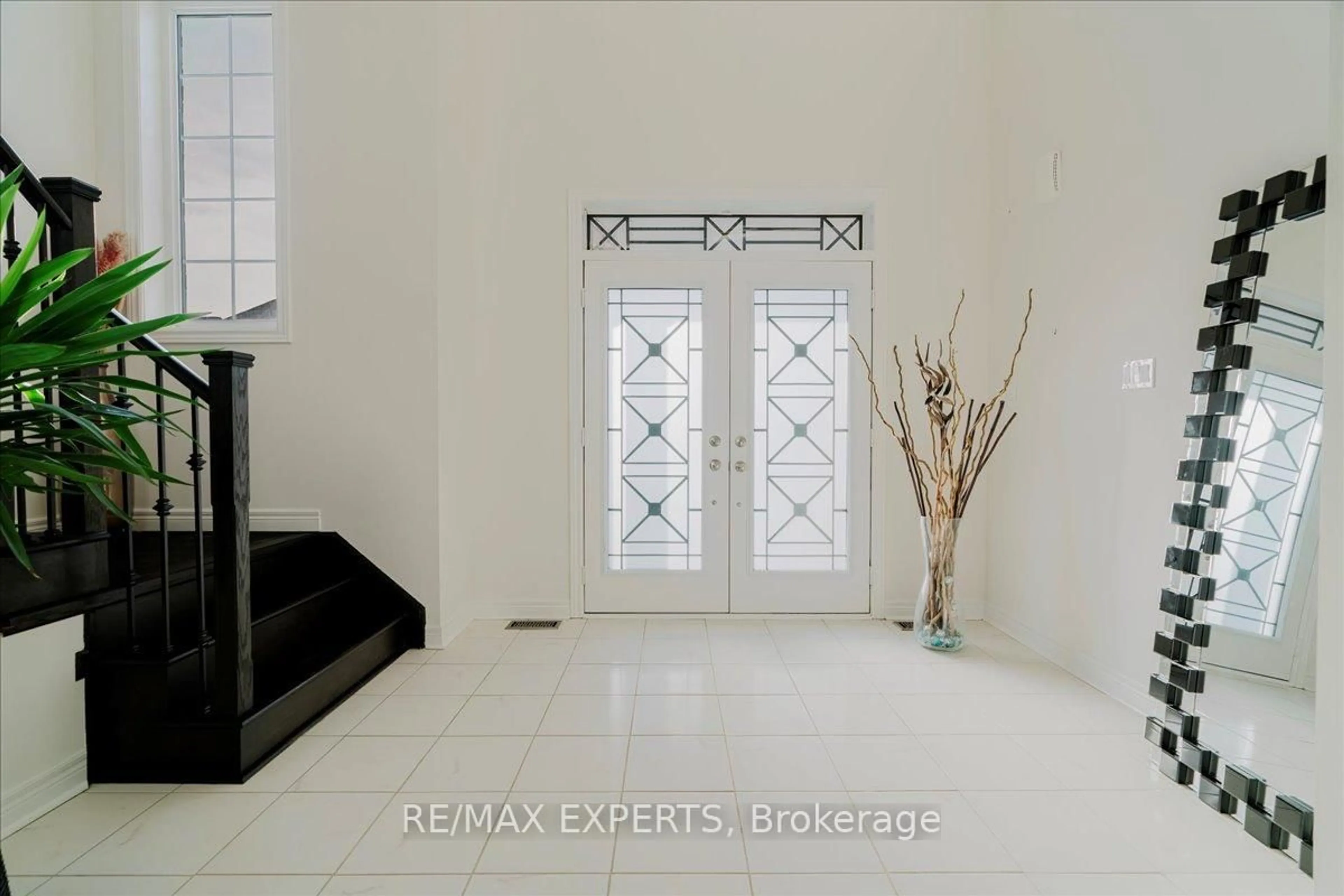 Indoor entryway for 43 Lewis Ave, Bradford West Gwillimbury Ontario L3Z 0X2