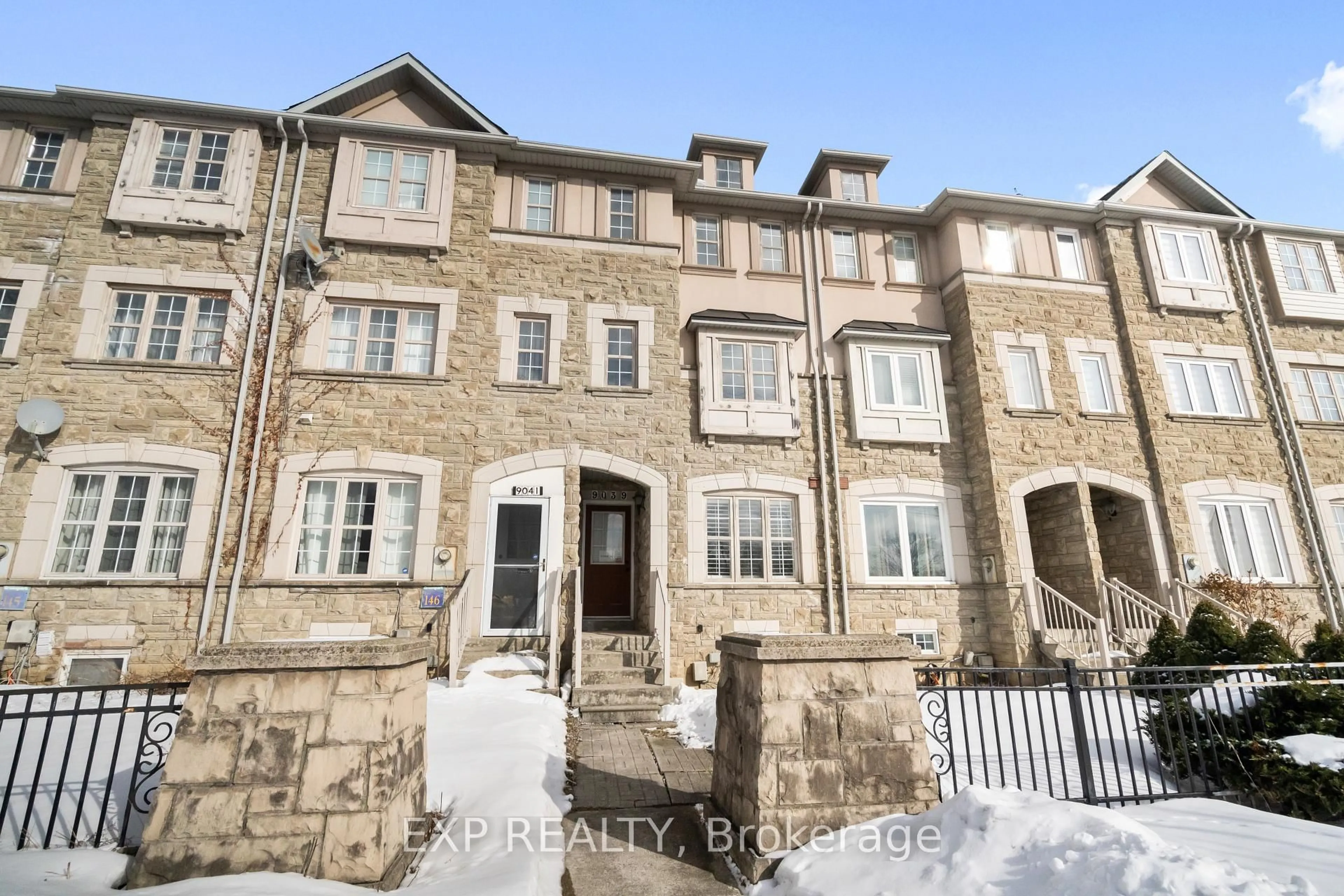 A pic from outside/outdoor area/front of a property/back of a property/a pic from drone, street for 9039 Yonge St, Richmond Hill Ontario L4C 0L2