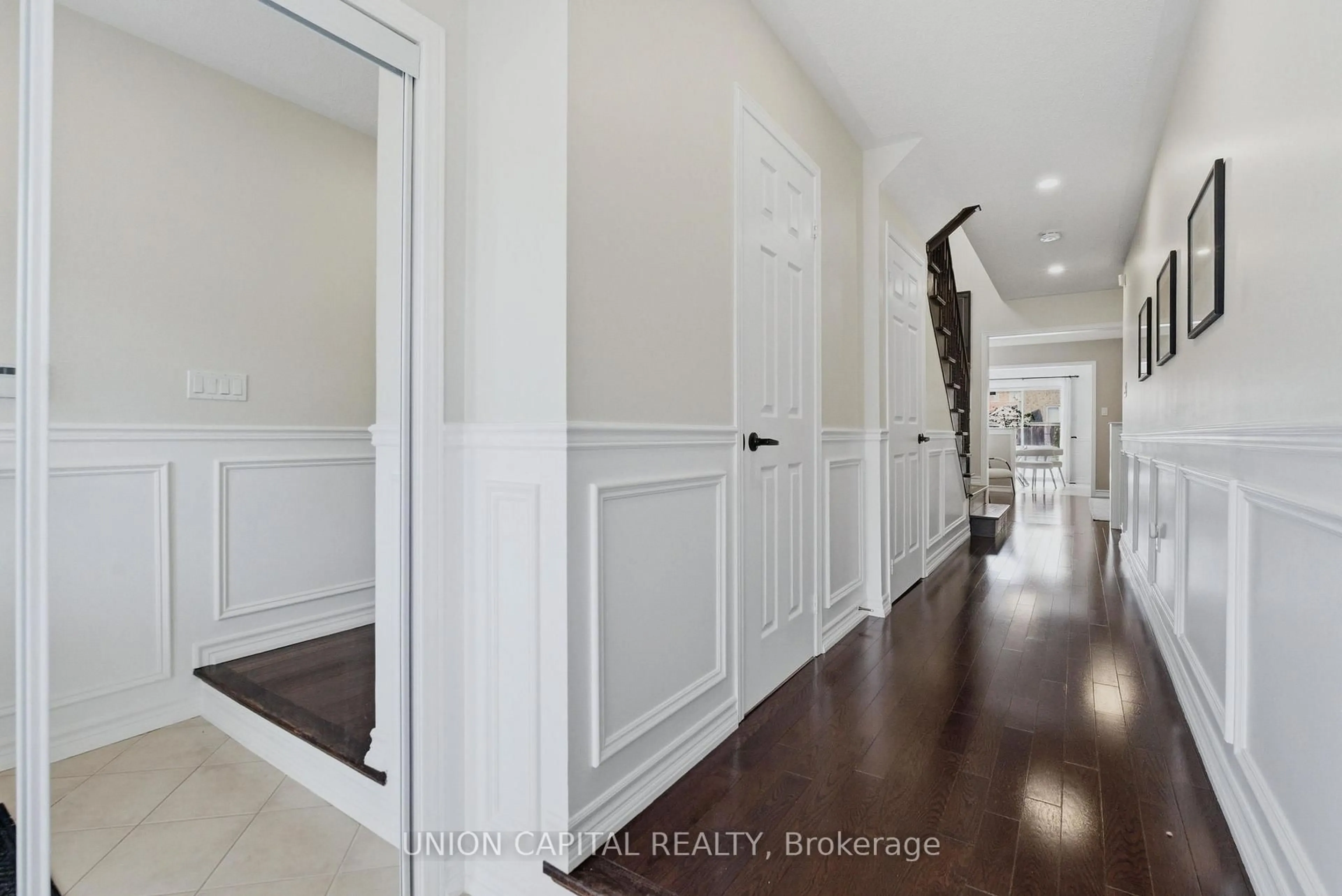 Indoor entryway for 18 Daws Hare Cres, Whitchurch-Stouffville Ontario L4A 0T6