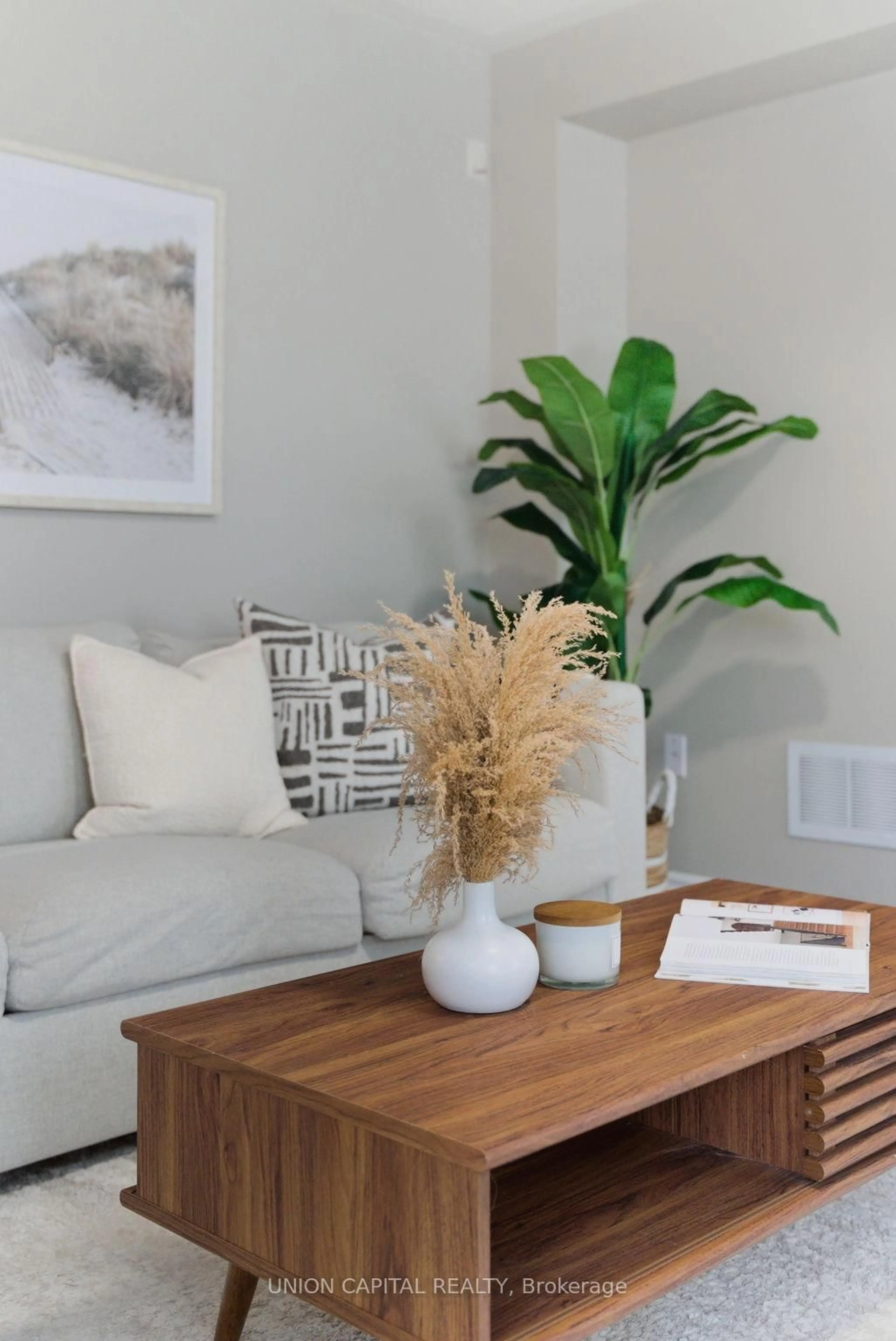 Living room with furniture, unknown for 18 Daws Hare Cres, Whitchurch-Stouffville Ontario L4A 0T6